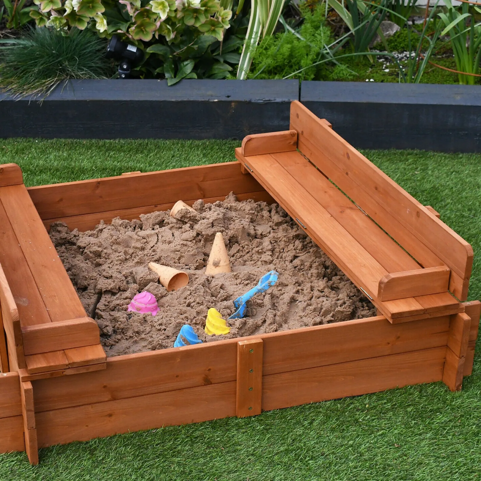 Little Helper Allergikerfreundlicher vorbehandelter Holzsandkasten mit Deckel und Sitzen | Outdoor-Sandkasten für Kinder von 3–8 Jahren | 96 x 96 cm