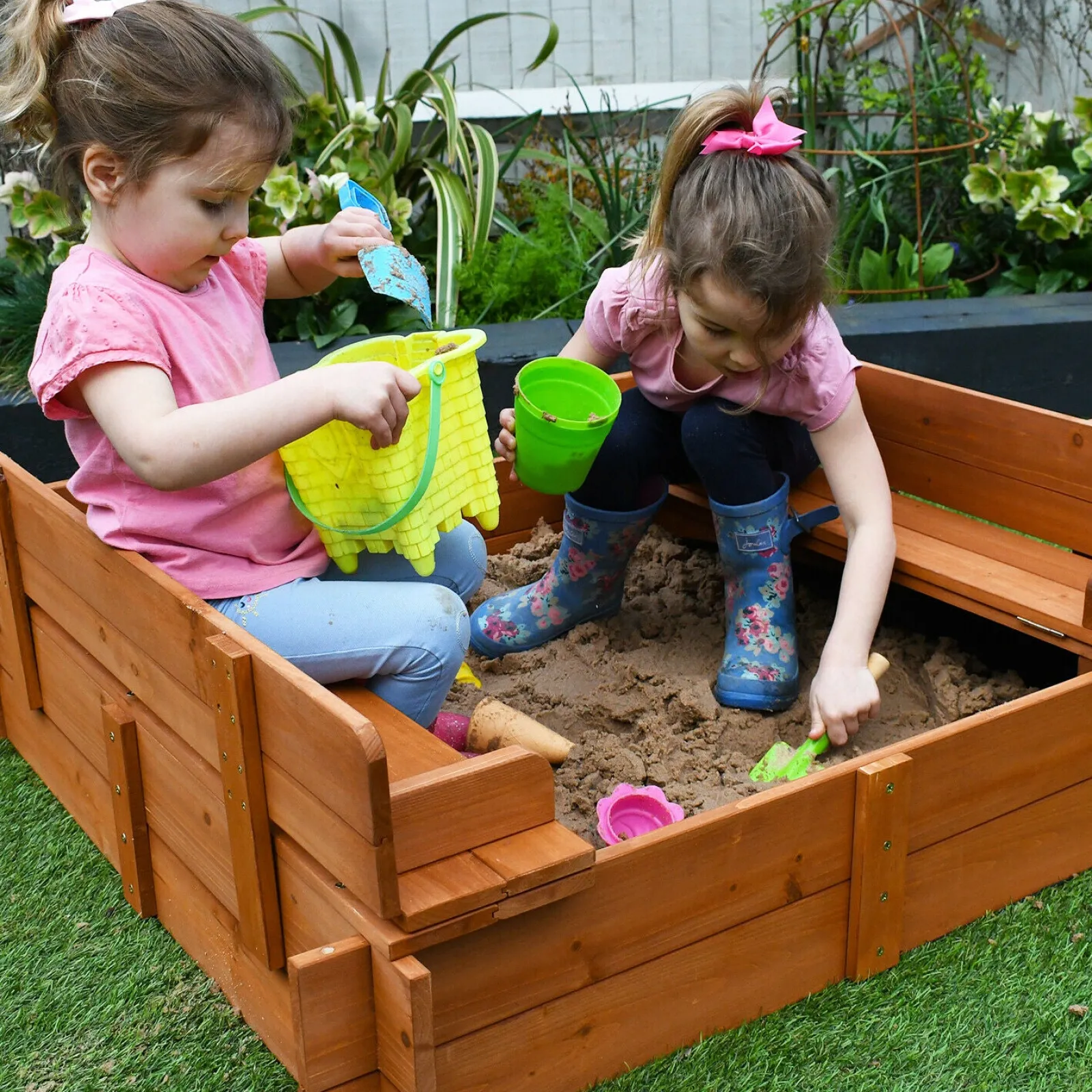 Little Helper Allergikerfreundlicher vorbehandelter Holzsandkasten mit Deckel und Sitzen | Outdoor-Sandkasten für Kinder von 3–8 Jahren | 96 x 96 cm