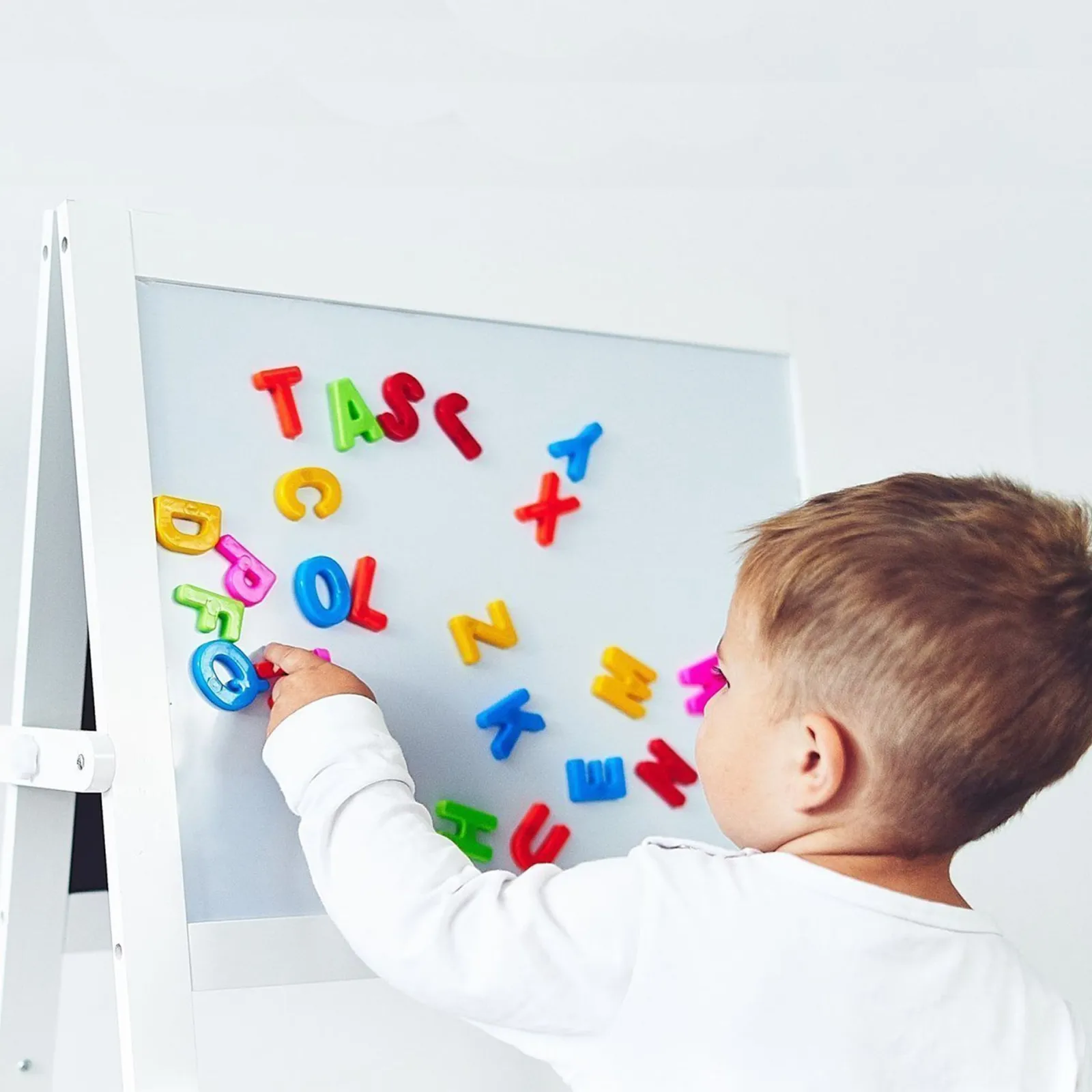 Kinder Little Helper Doppelseitige Montessori-Staffelei aus Holz | Magnetisch | Whiteboard, Magnete und Kreide | Weiß | 98 cm hoch