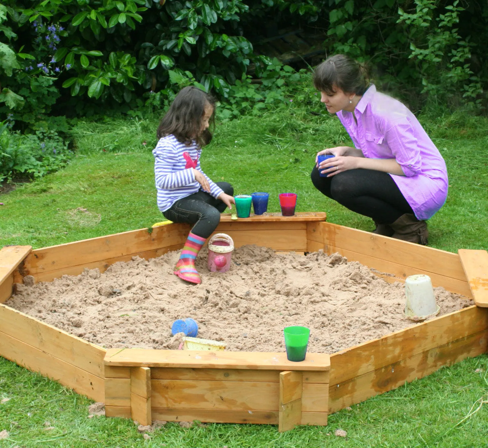 Little Helper Extragroßer, robuster, vorbehandelter Holzsandkasten mit Sitzen und Regenschutz | 1,8 m Durchmesser | 18 m+