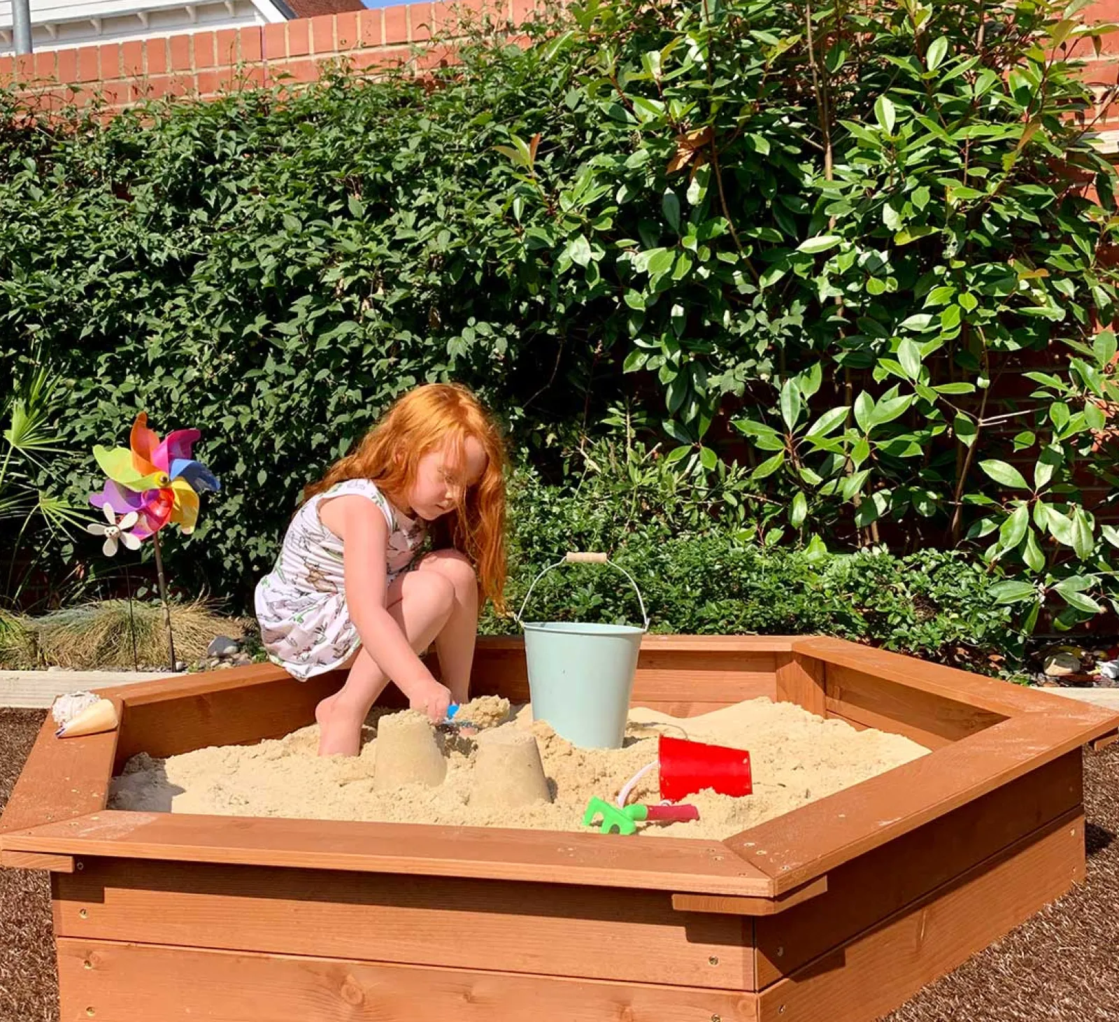 Little Helper Großer sechseckiger Öko-Sandkasten aus Holz für Kinder mit Abdeckung | 1,5m Durchmesser | 12m+