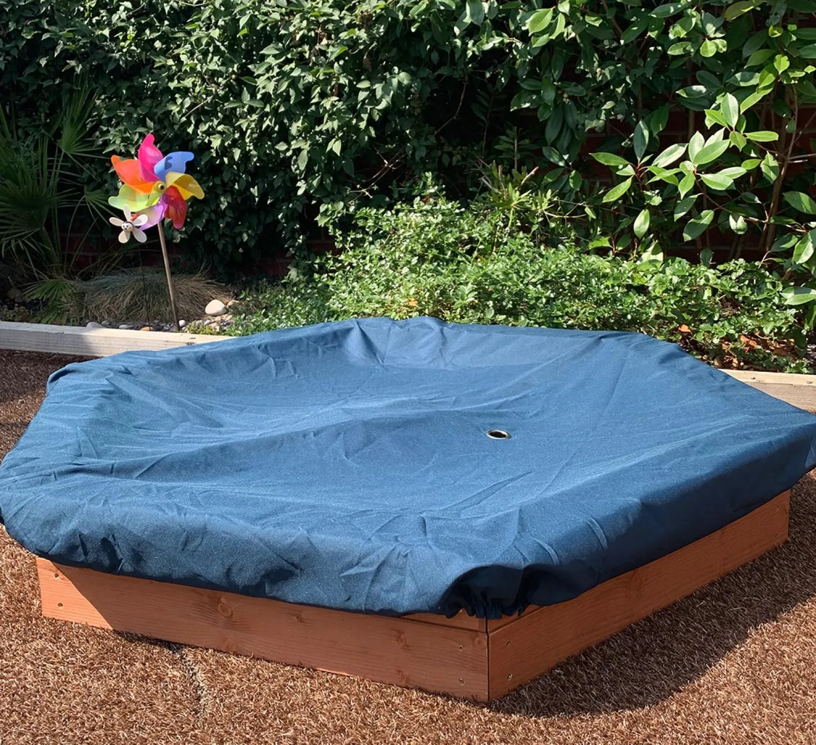 Little Helper Großer sechseckiger Öko-Sandkasten aus Holz für Kinder mit Abdeckung | 1,5m Durchmesser | 12m+