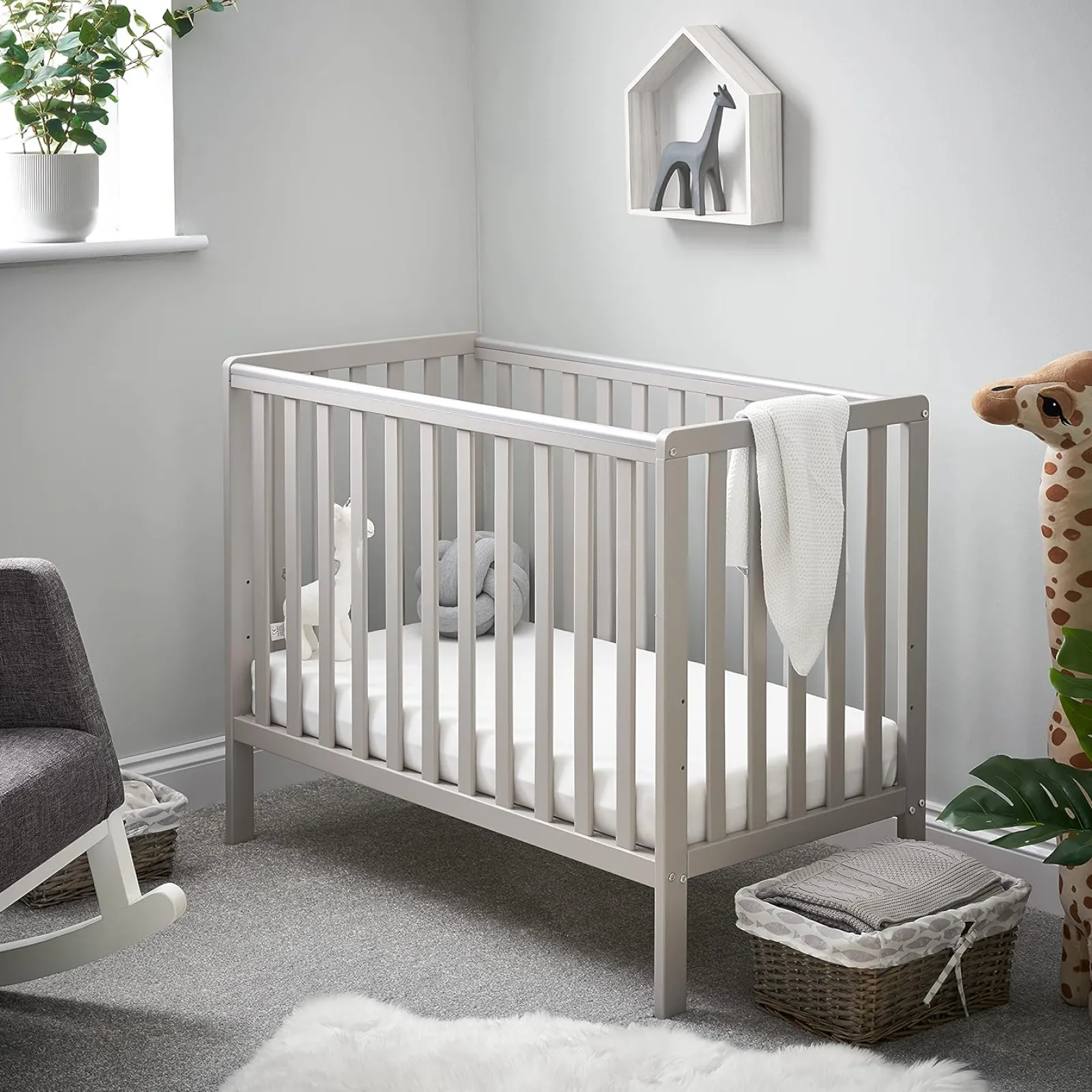 Kinder Little Helper Grow-with-Me höhenverstellbares, platzsparendes Kinderbett aus 100 % umweltfreundlichem neuseeländischem Kiefernholz | Warmes Grau | Geburt - 18m