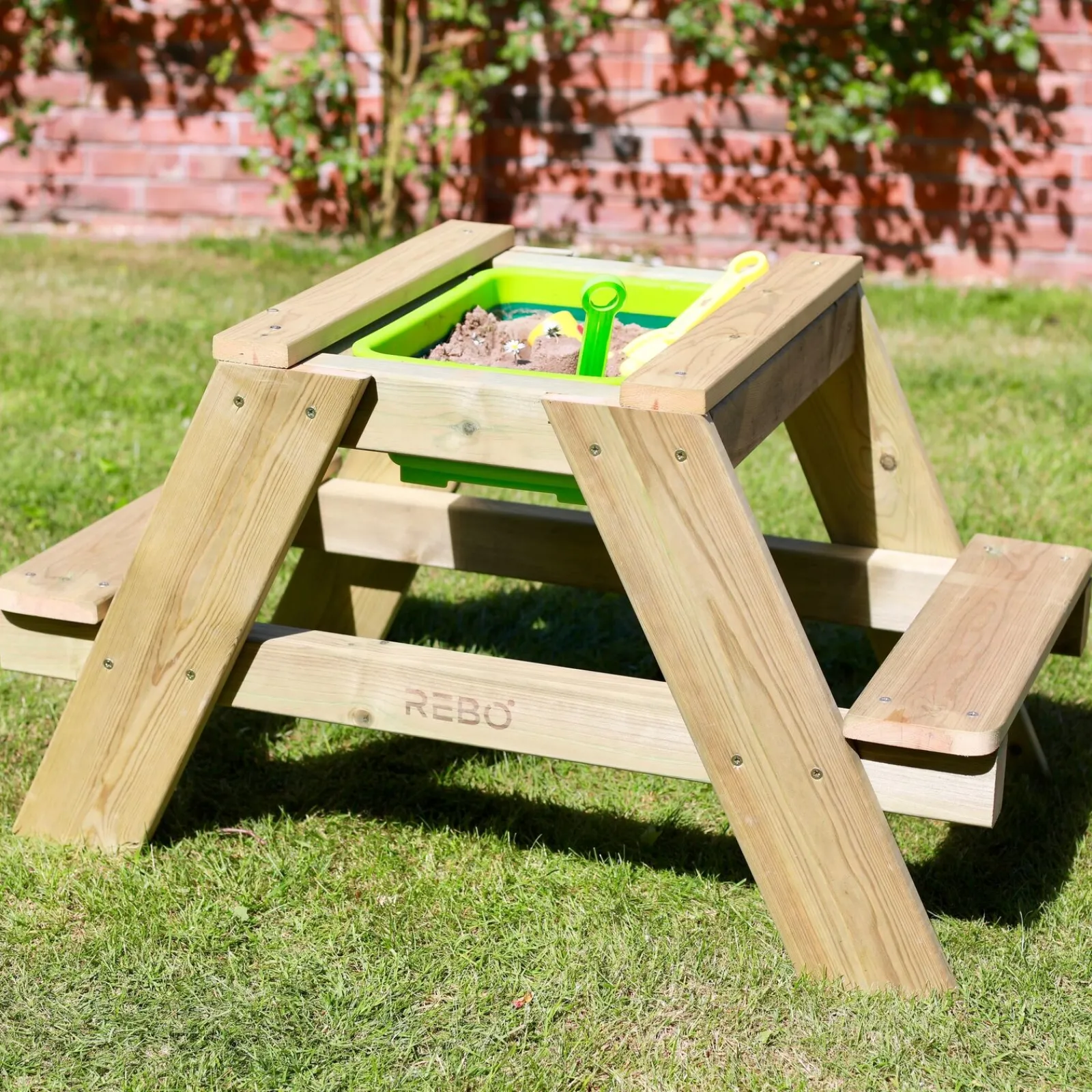 Little Helper Hochwertige Montessori 4-in-1 Öko-Holz-Picknickbank mit 2 Sitzplätzen, Wasserstation, Sandkasten und Schlammküche + Deckel | 3 Jahre +