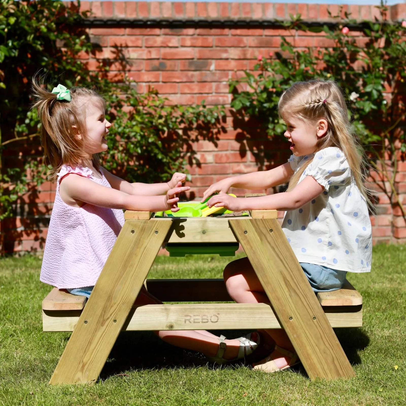 Little Helper Hochwertige Montessori 4-in-1 Öko-Holz-Picknickbank mit 2 Sitzplätzen, Wasserstation, Sandkasten und Schlammküche + Deckel | 3 Jahre +