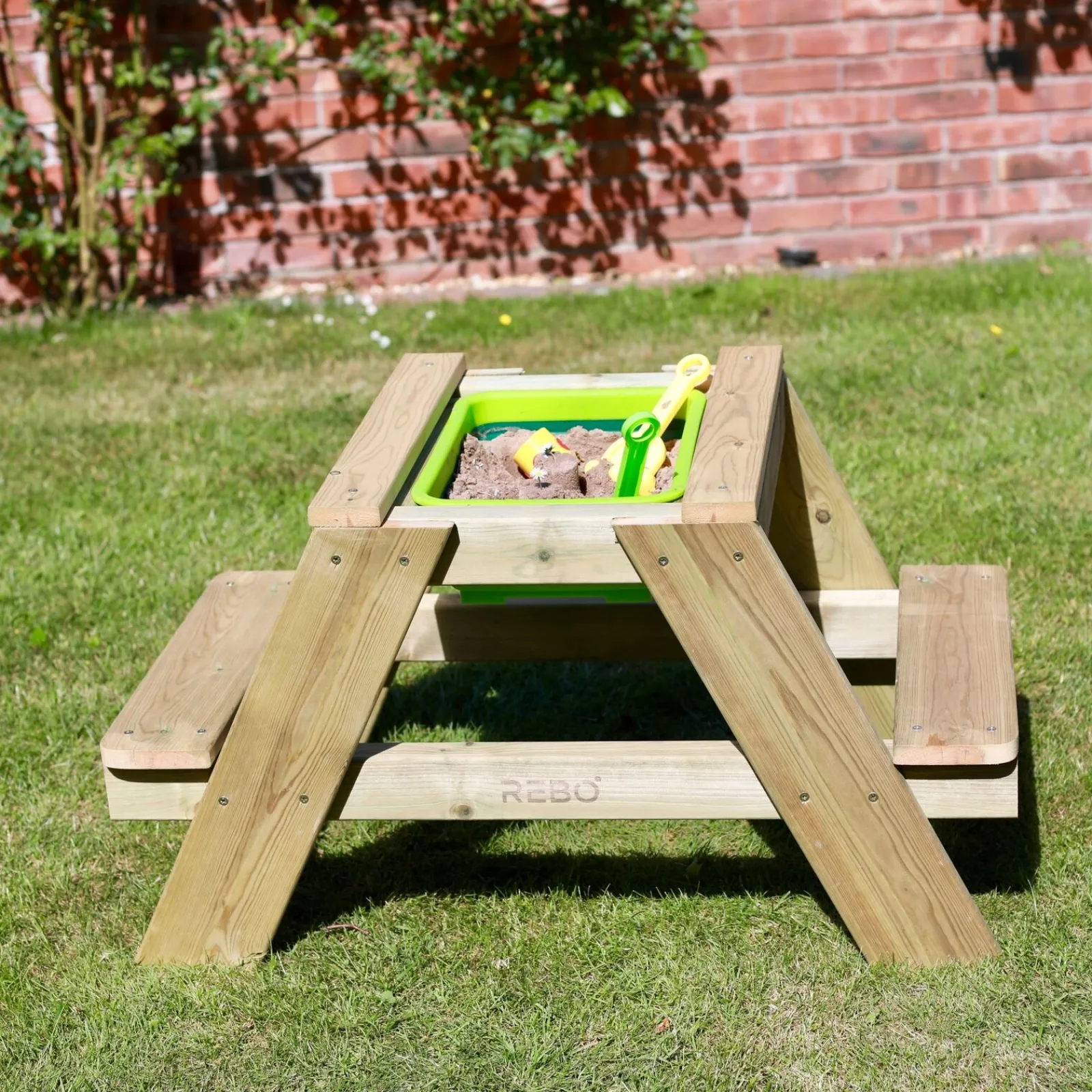 Little Helper Hochwertige Montessori 4-in-1 Öko-Holz-Picknickbank mit 2 Sitzplätzen, Wasserstation, Sandkasten und Schlammküche + Deckel | 3 Jahre +