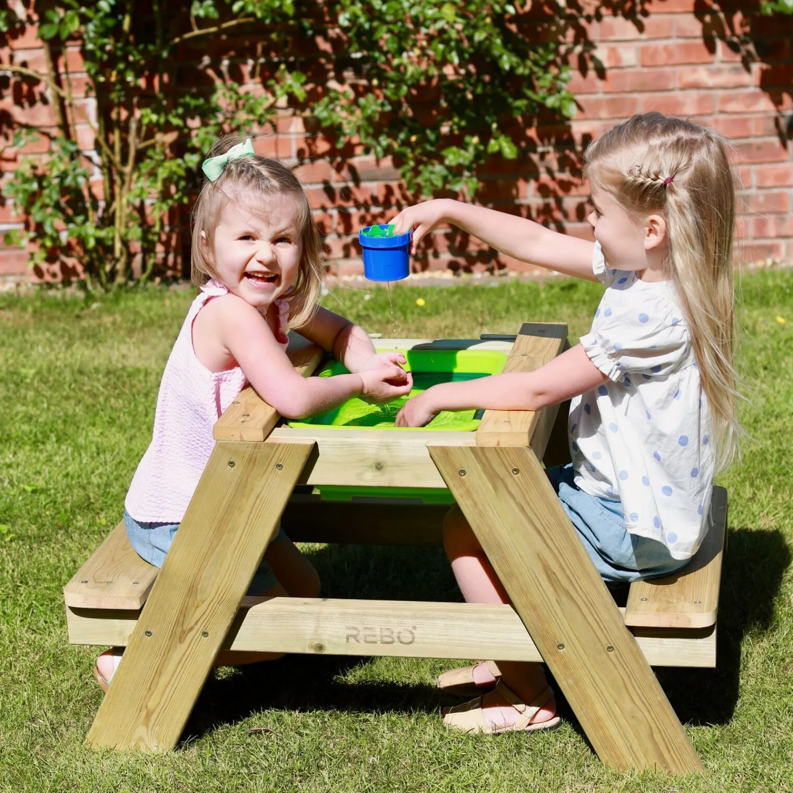 Little Helper Hochwertige Montessori 4-in-1 Öko-Holz-Picknickbank mit 2 Sitzplätzen, Wasserstation, Sandkasten und Schlammküche + Deckel | 3 Jahre +