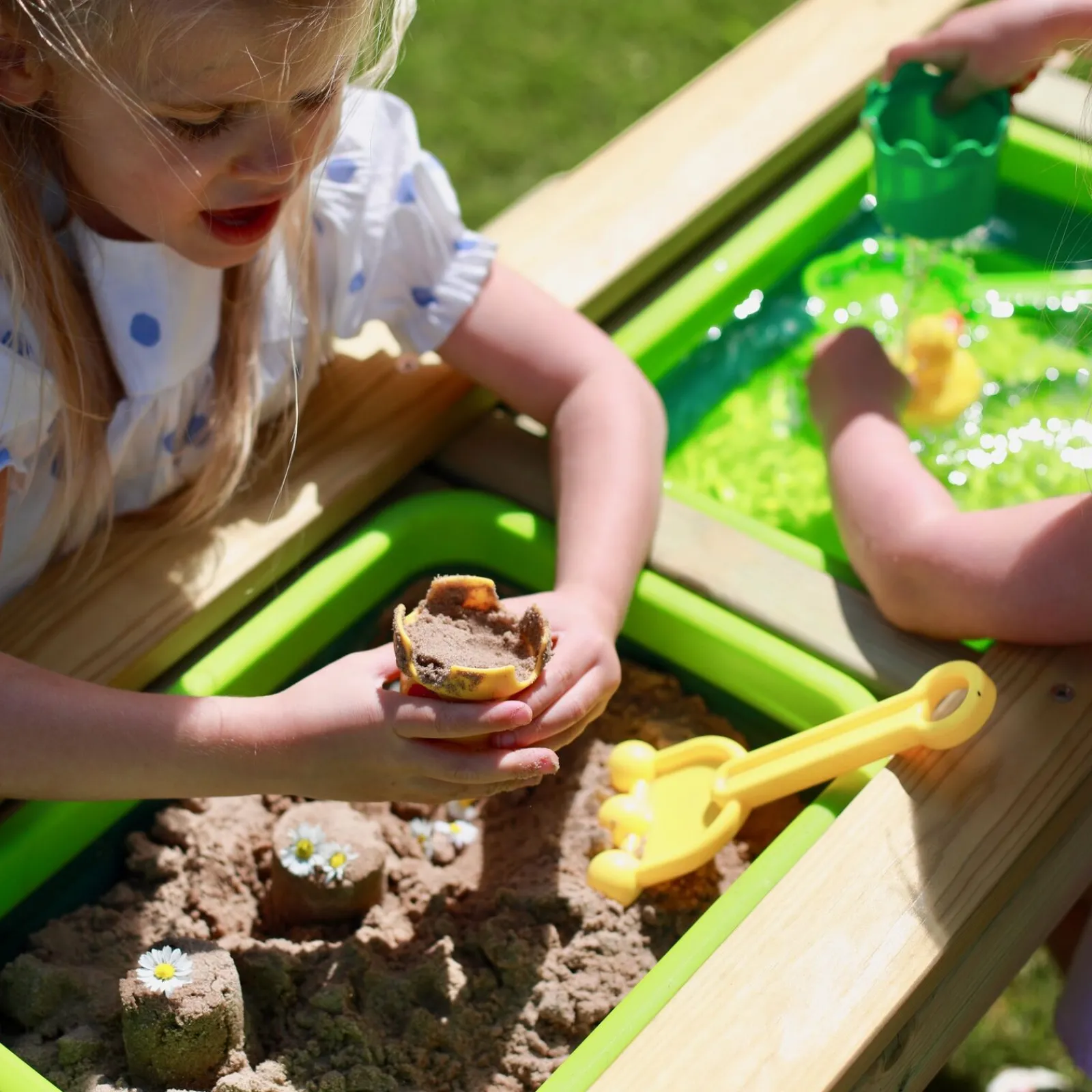 Little Helper Hochwertiges Montessori 4-in-1 Öko-Holz 4-Sitzer Picknickbank, Wasserstation, Sandkasten & Matschküche + Deckel | Ab 3 Jahren