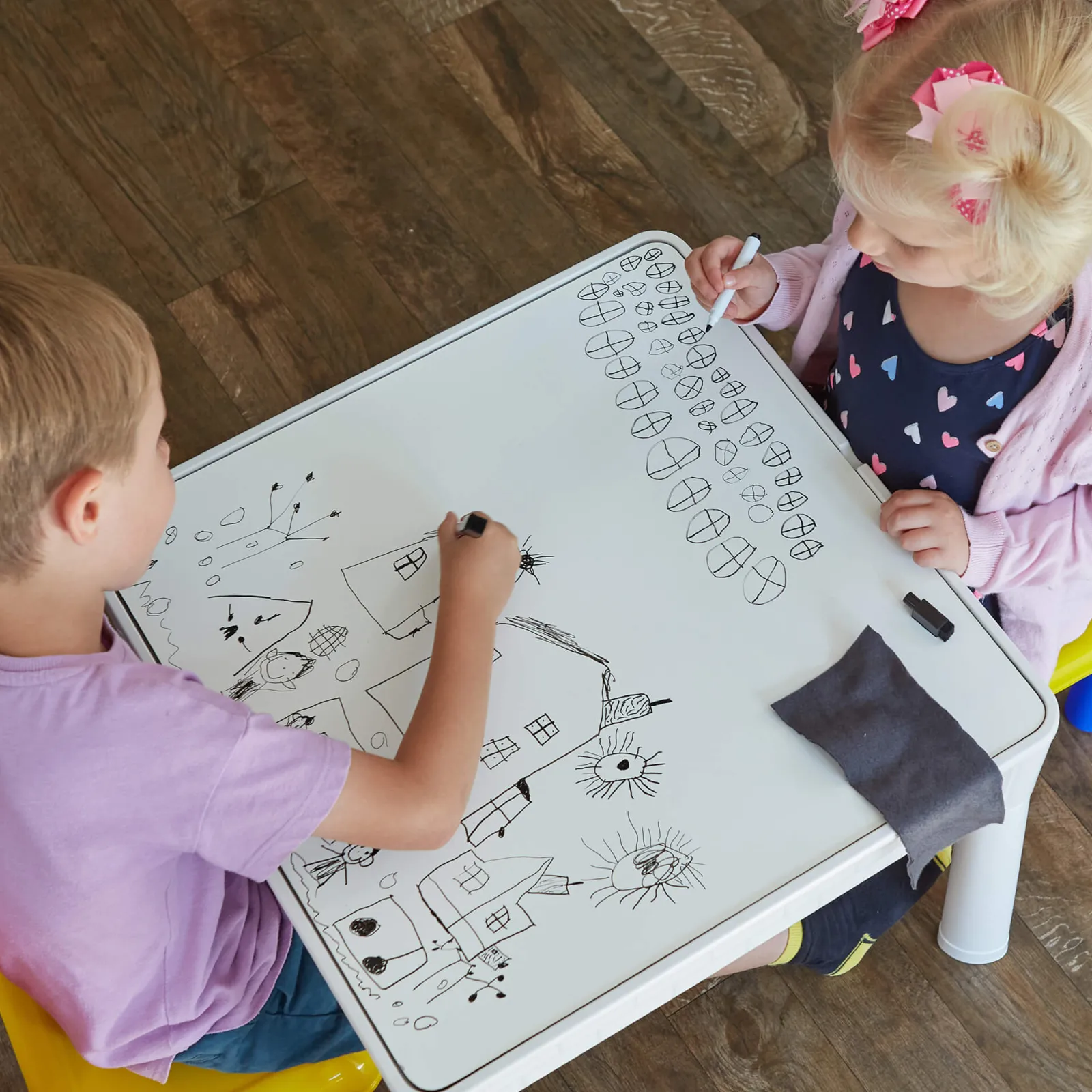 Kinder Little Helper 6-in-1 Montessori-Set mit Tisch und 2 Stühlen | Sand- und Wasserspiele | Tafel | Trocken abwischbare Oberfläche | Aufbewahrung