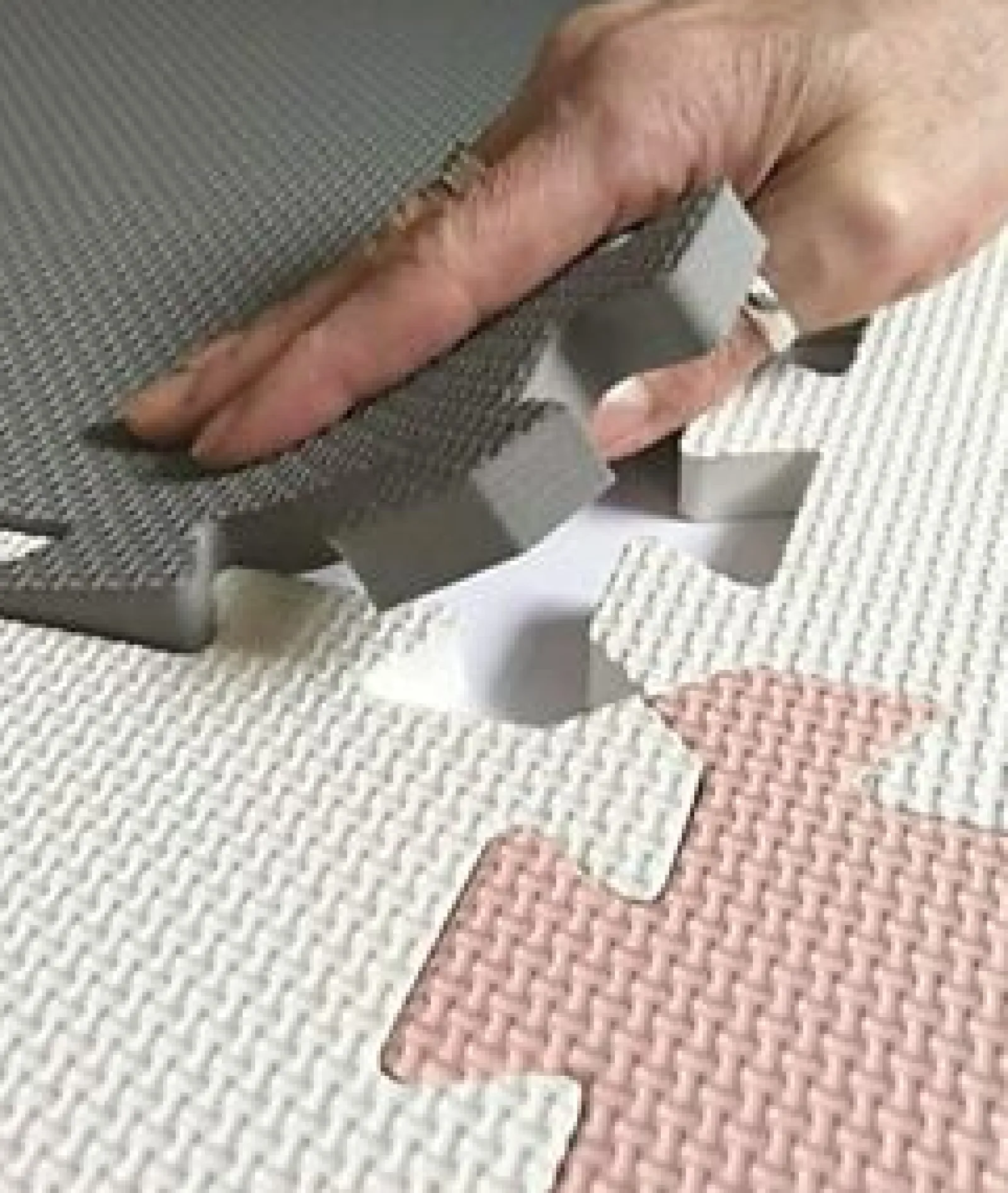 Kinder Little Helper 16 ineinander greifende Montessori-Spielmatten aus dickem Schaumstoff | Puzzlematten für Babylaufställe und Spielzimmer | Grau, Rosa und Weiß