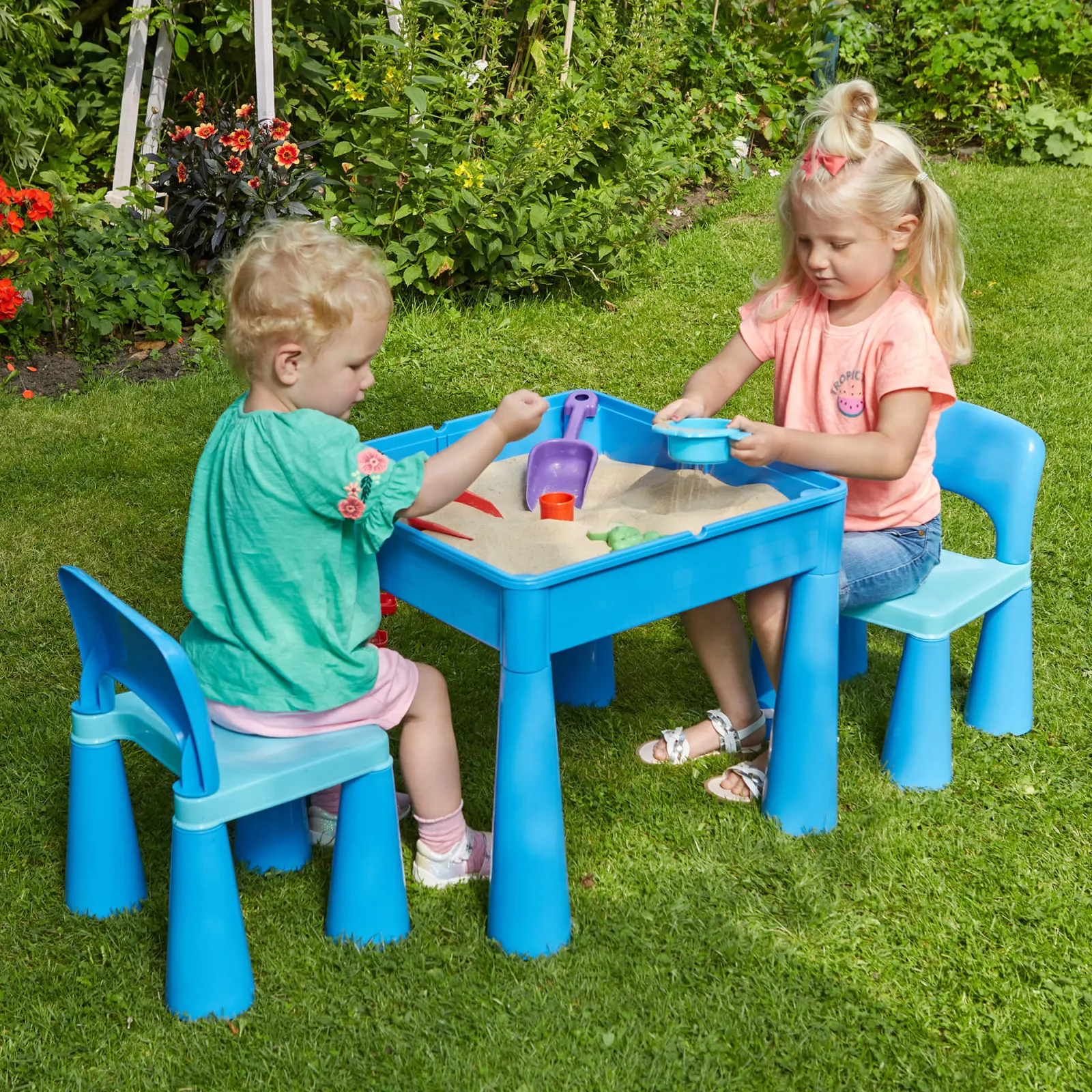 Kinder Little Helper 4-in-1-Set aus Kunststoff mit Tisch und 2 Stühlen für drinnen und draußen | Lego-Brett | Sand- und Wasserkasten | Blau