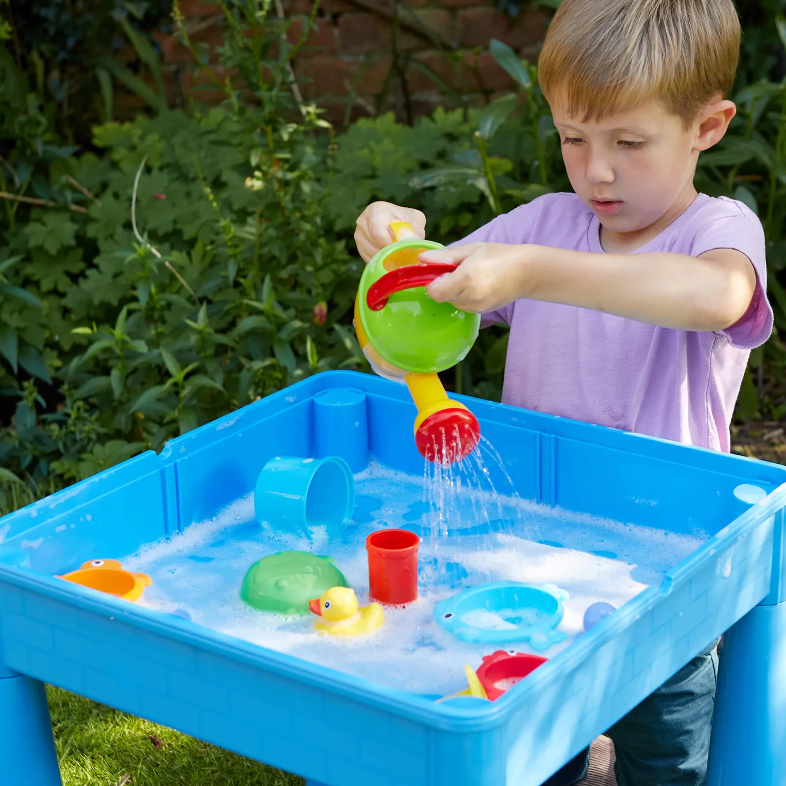Kinder Little Helper 4-in-1-Set aus Kunststoff mit Tisch und 2 Stühlen für drinnen und draußen | Lego-Brett | Sand- und Wasserkasten | Blau