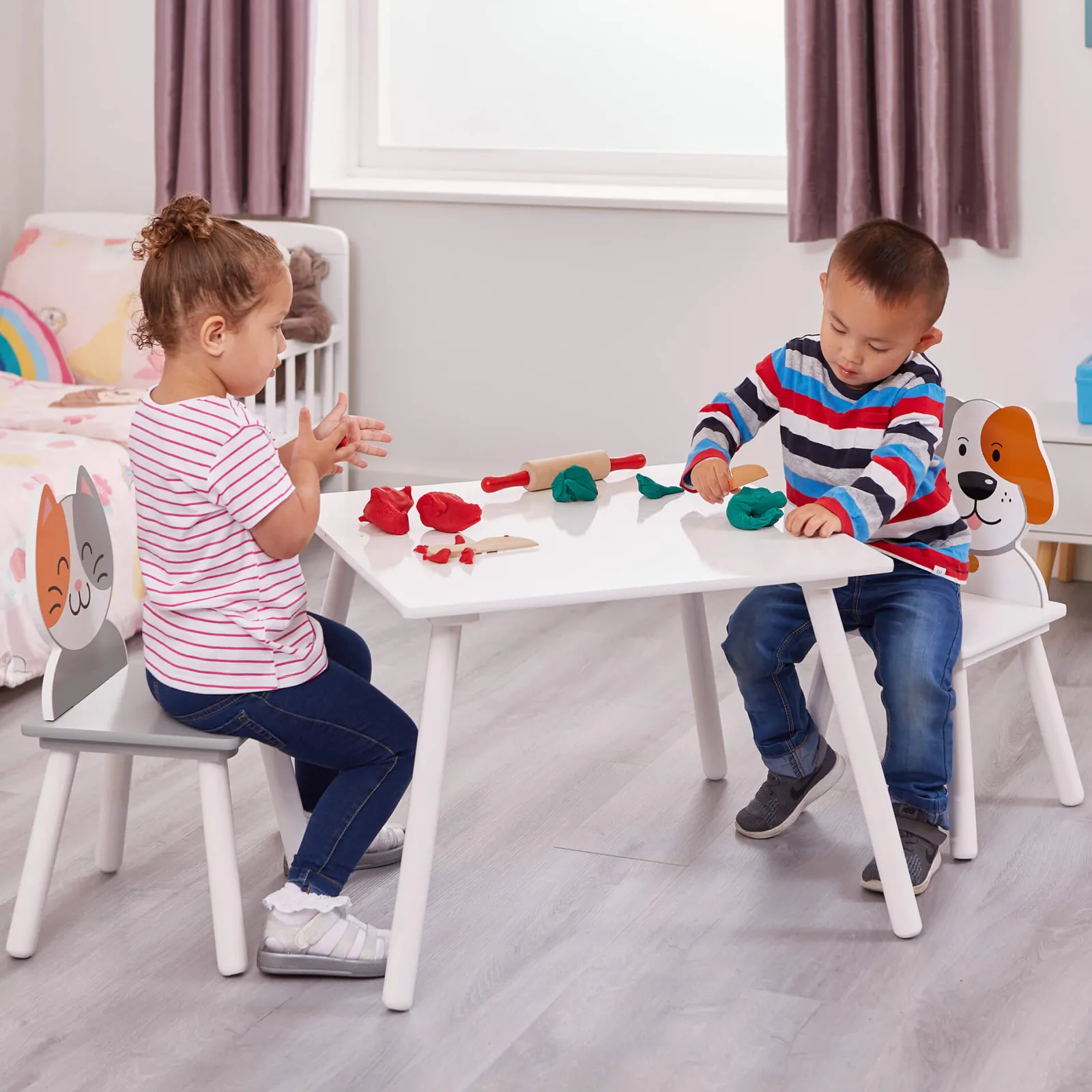 Kinder Little Helper Kinder | Kindertisch- und Stuhlset aus Holz für 2 | Weiß | Katzen- und Hundedesign