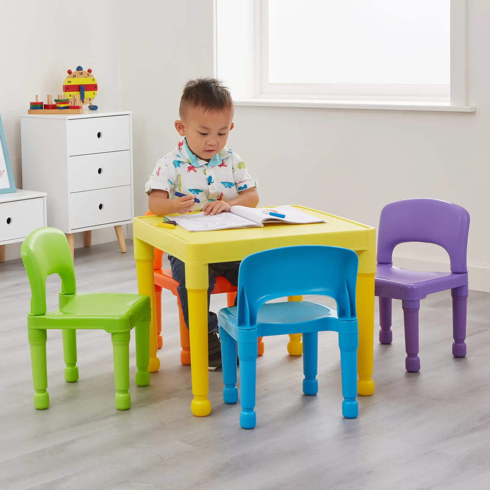 Kinder Little Helper Kinder-Set aus Kunststoff für drinnen und draußen, leicht zu reinigen, Tisch und 4 Stühle, mehrfarbig