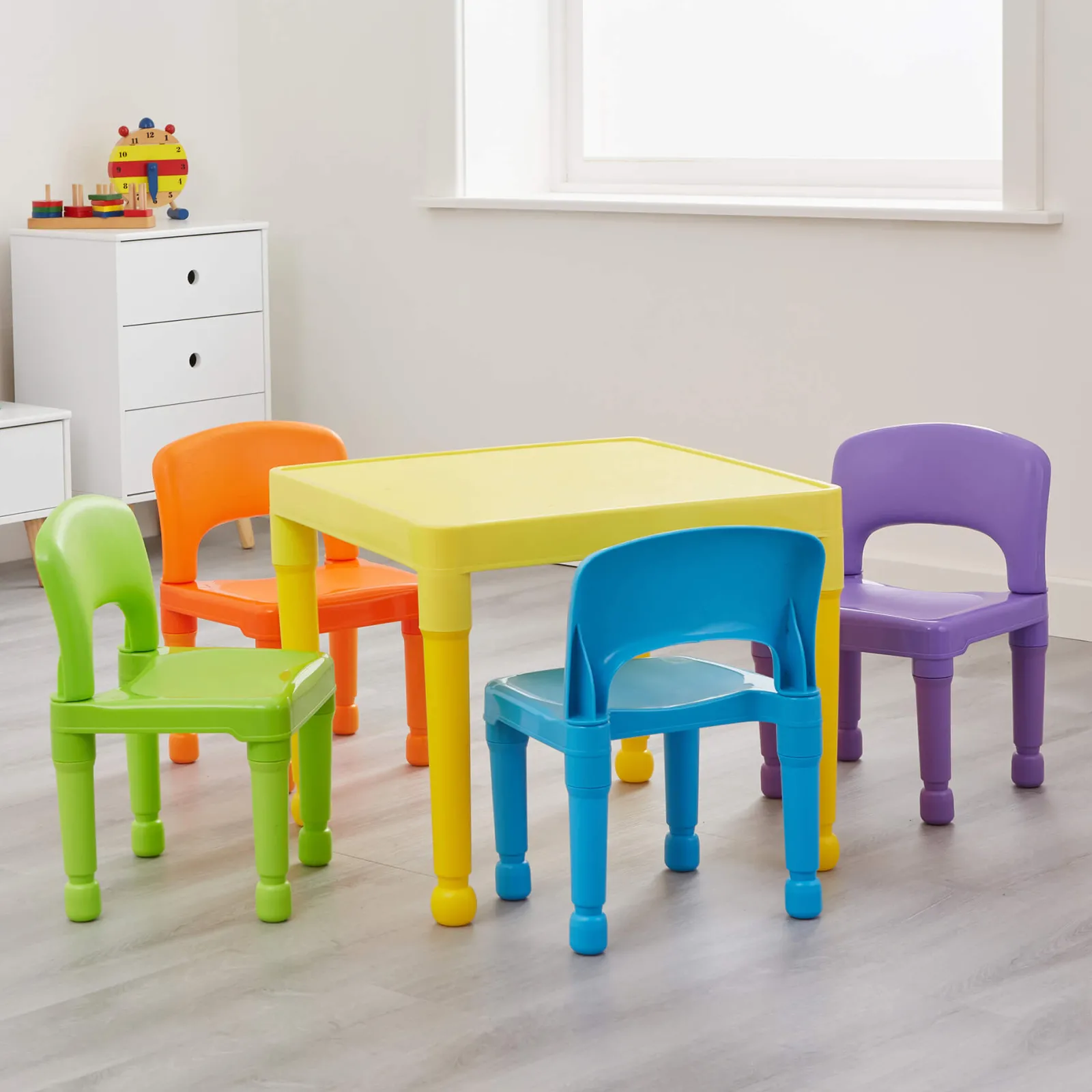 Kinder Little Helper Kinder-Set aus Kunststoff für drinnen und draußen, leicht zu reinigen, Tisch und 4 Stühle, mehrfarbig