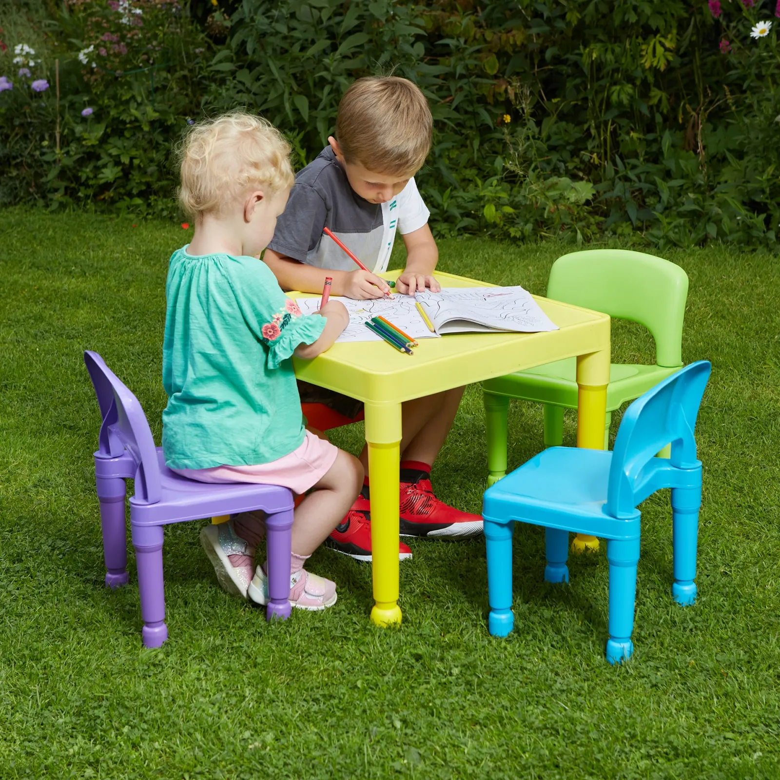 Kinder Little Helper Kinder-Set aus Kunststoff für drinnen und draußen, leicht zu reinigen, Tisch und 4 Stühle, mehrfarbig