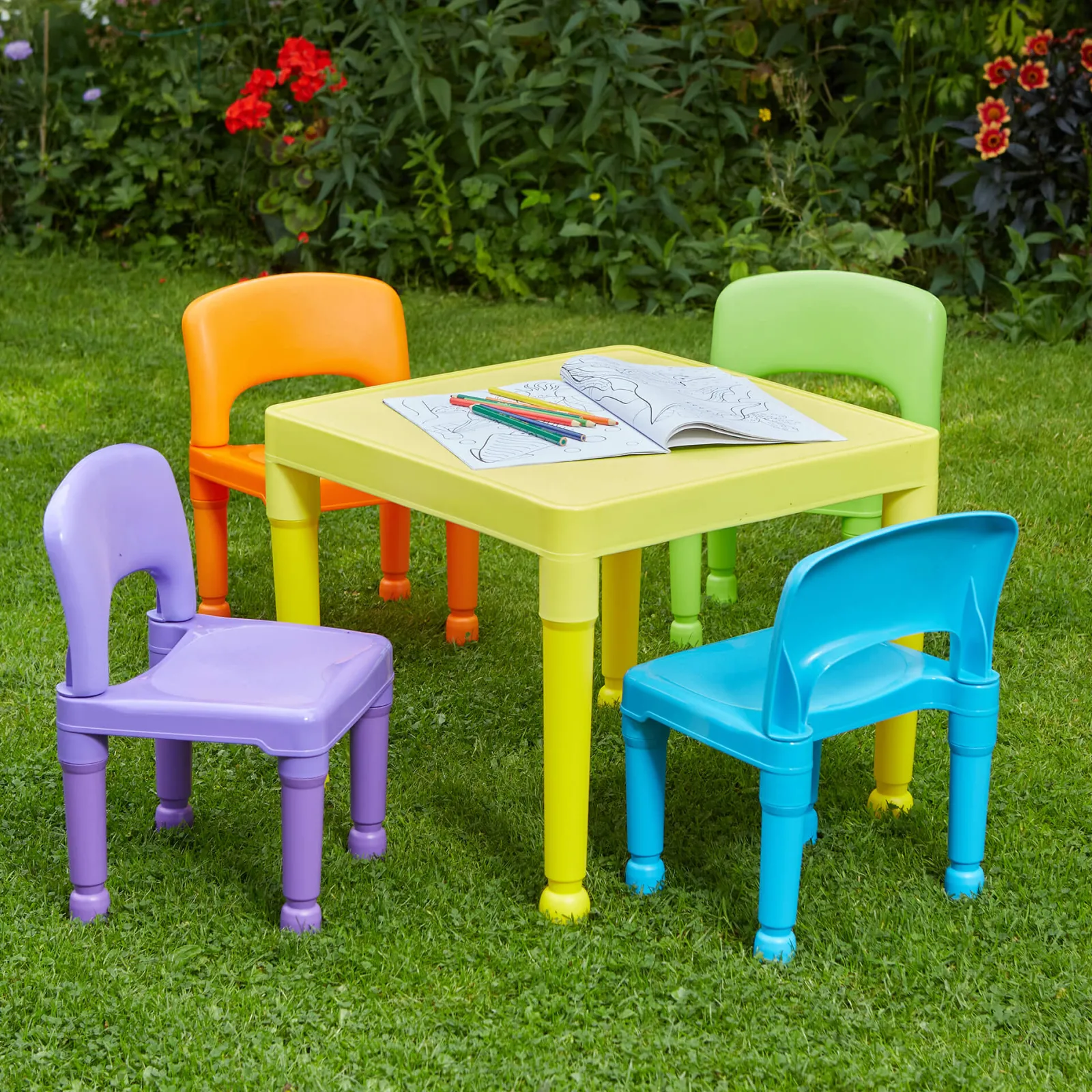 Kinder Little Helper Kinder-Set aus Kunststoff für drinnen und draußen, leicht zu reinigen, Tisch und 4 Stühle, mehrfarbig