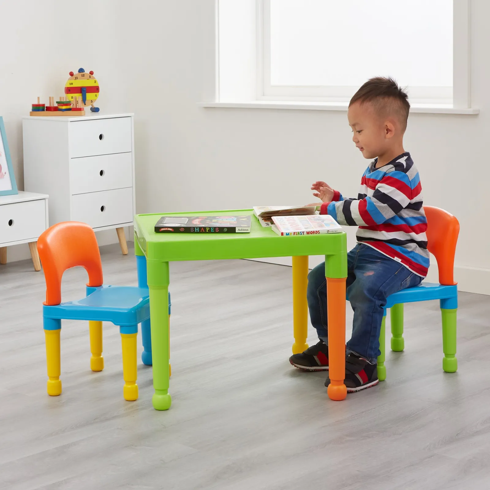 Kinder Little Helper Kinder-Set aus Tisch und 2 Stühlen für drinnen und draußen aus massivem Kunststoff, leicht zu reinigen, mehrfarbig