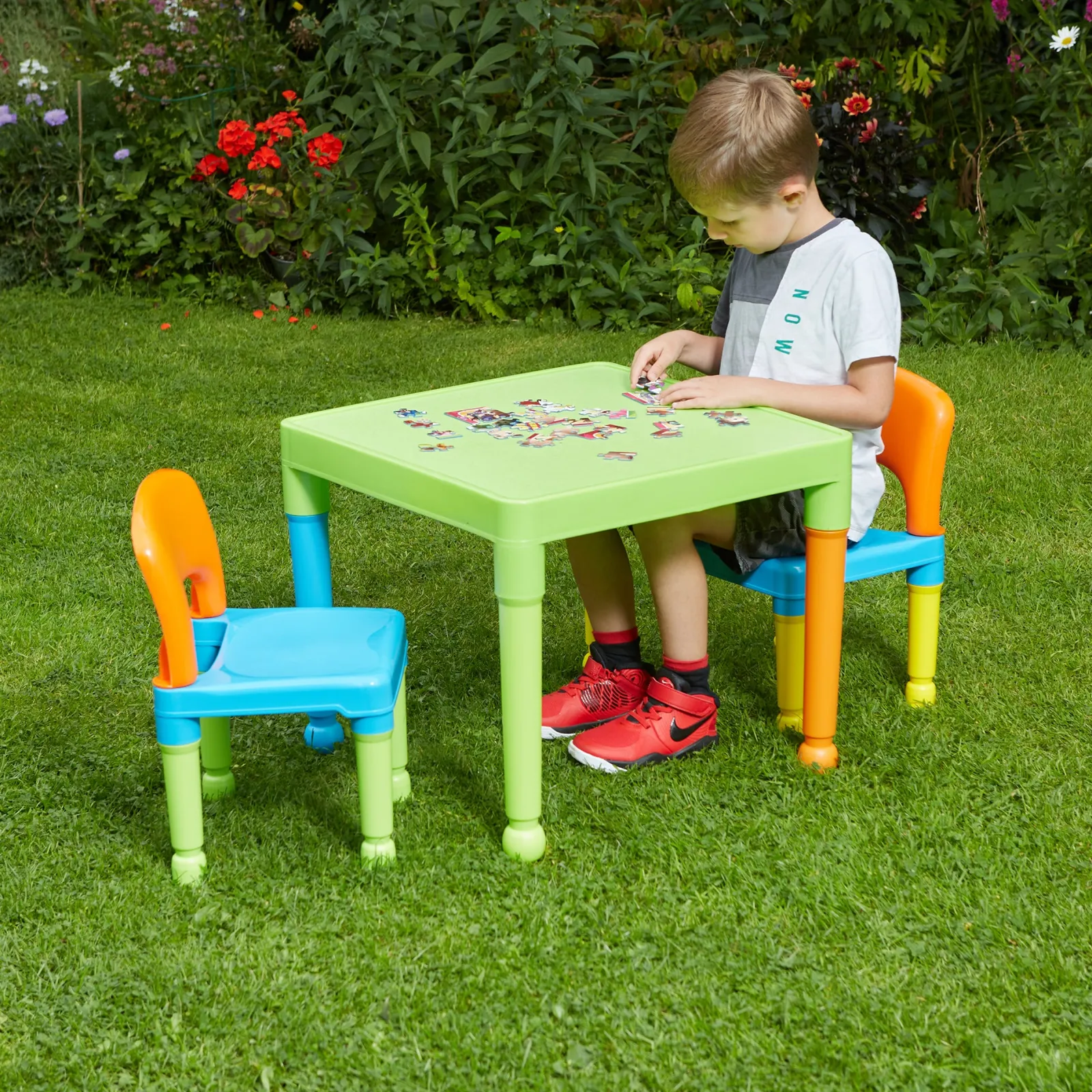 Kinder Little Helper Kinder-Set aus Tisch und 2 Stühlen für drinnen und draußen aus massivem Kunststoff, leicht zu reinigen, mehrfarbig