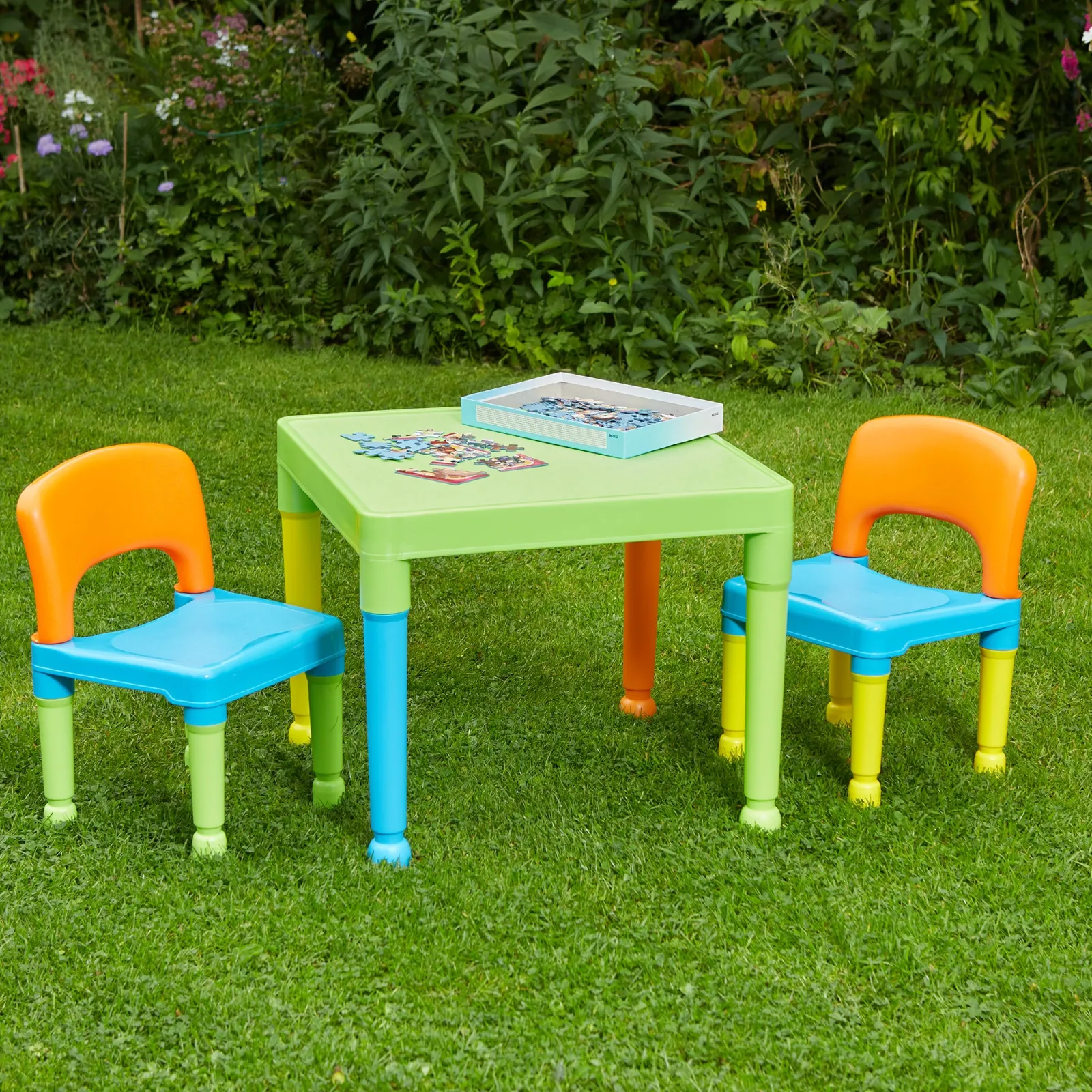 Kinder Little Helper Kinder-Set aus Tisch und 2 Stühlen für drinnen und draußen aus massivem Kunststoff, leicht zu reinigen, mehrfarbig