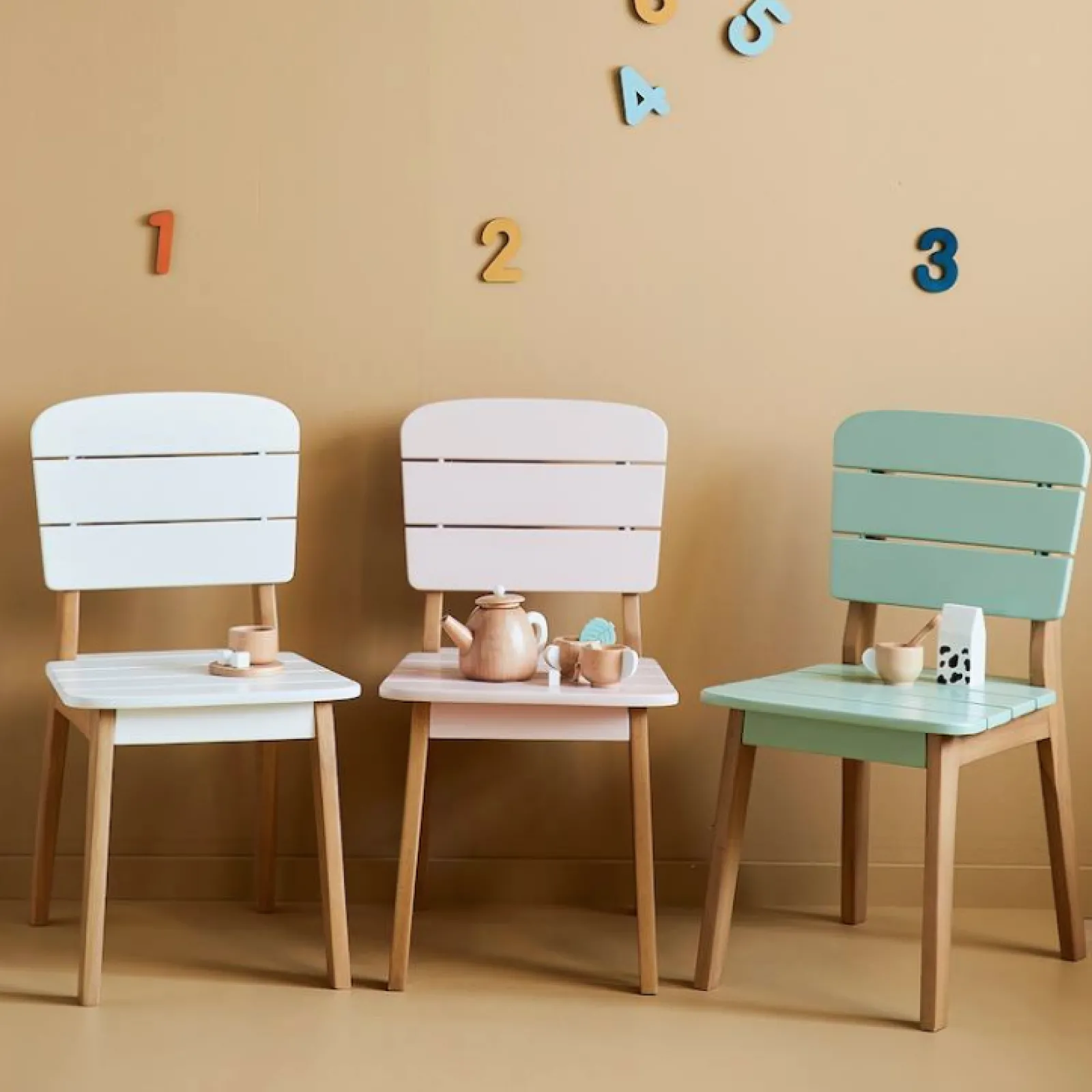 Kinder Little Helper Kinderstuhl für drinnen und draußen | Stuhl für Hausaufgabenschreibtisch | Weiß oder Pistaziengrün | 3-7 Jahre