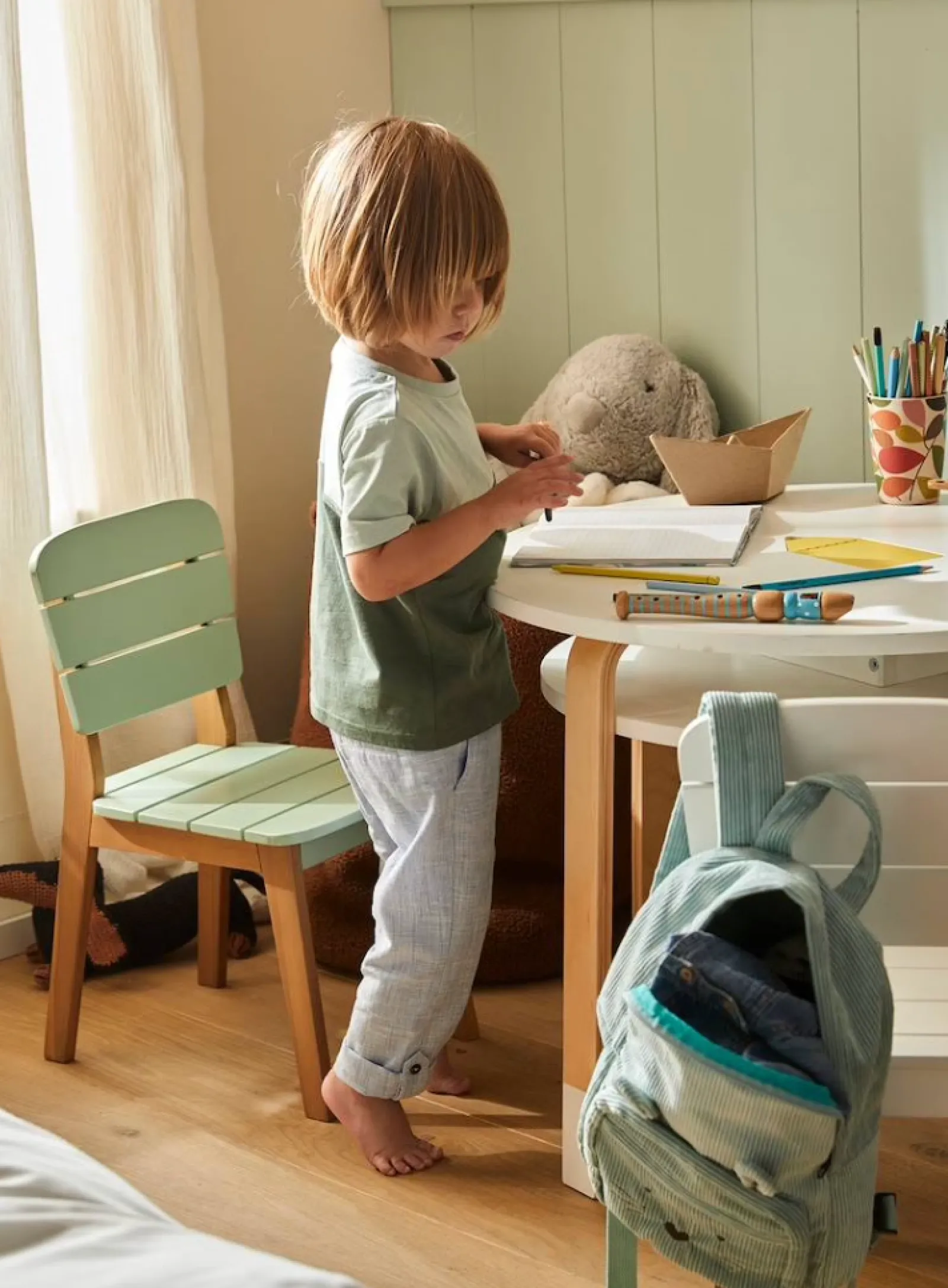 Kinder Little Helper Kinderstuhl für drinnen und draußen | Stuhl für Hausaufgabenschreibtisch | Weiß oder Pistaziengrün | 3-7 Jahre