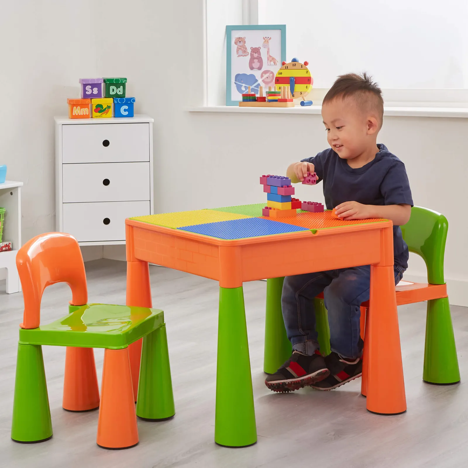 Kinder Little Helper Mehrzweck-Set aus Kunststoff für drinnen und draußen mit Tisch und 2 Stühlen | Lego-Brett | Sand- und Wasserkasten | Orange und Grün