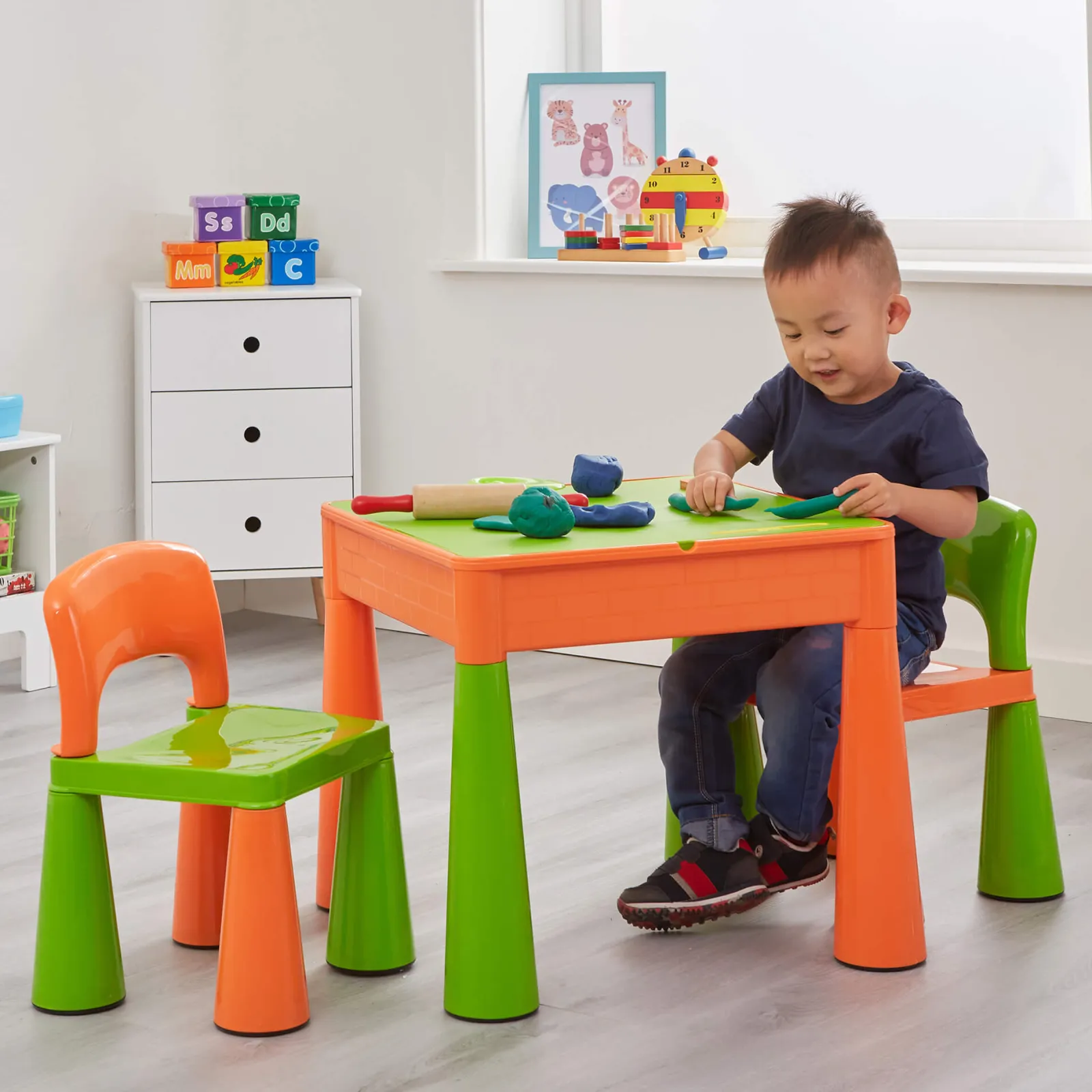 Kinder Little Helper Mehrzweck-Set aus Kunststoff für drinnen und draußen mit Tisch und 2 Stühlen | Lego-Brett | Sand- und Wasserkasten | Orange und Grün