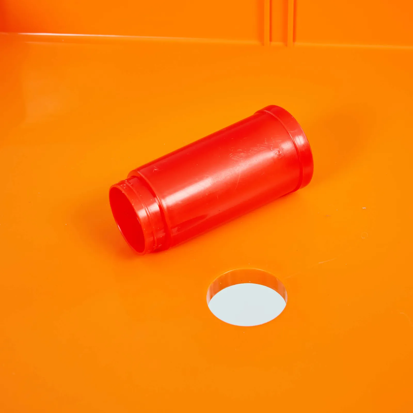Kinder Little Helper Mehrzweck-Set aus Kunststoff für drinnen und draußen mit Tisch und 2 Stühlen | Lego-Brett | Sand- und Wasserkasten | Orange und Grün