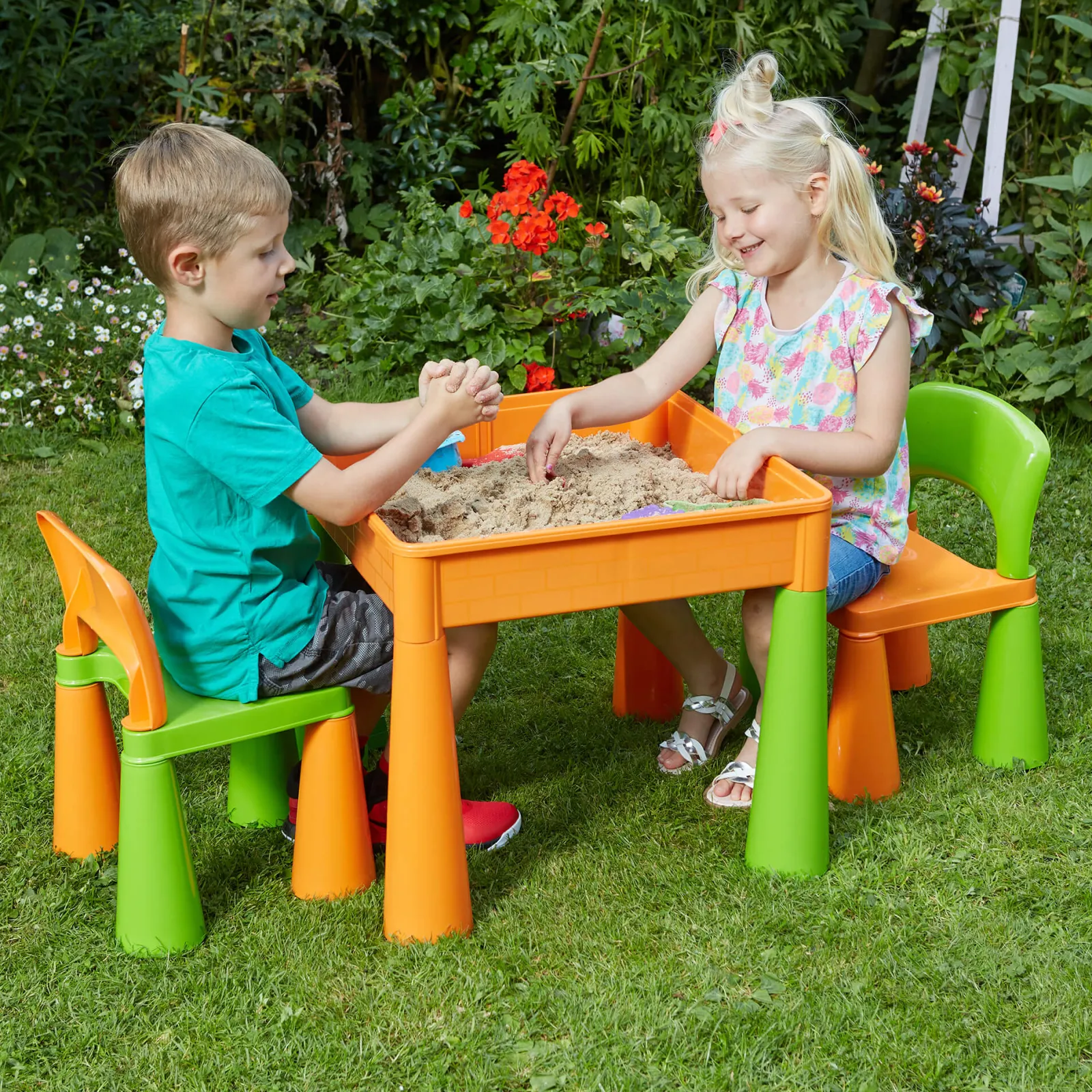 Kinder Little Helper Mehrzweck-Set aus Kunststoff für drinnen und draußen mit Tisch und 2 Stühlen | Lego-Brett | Sand- und Wasserkasten | Orange und Grün