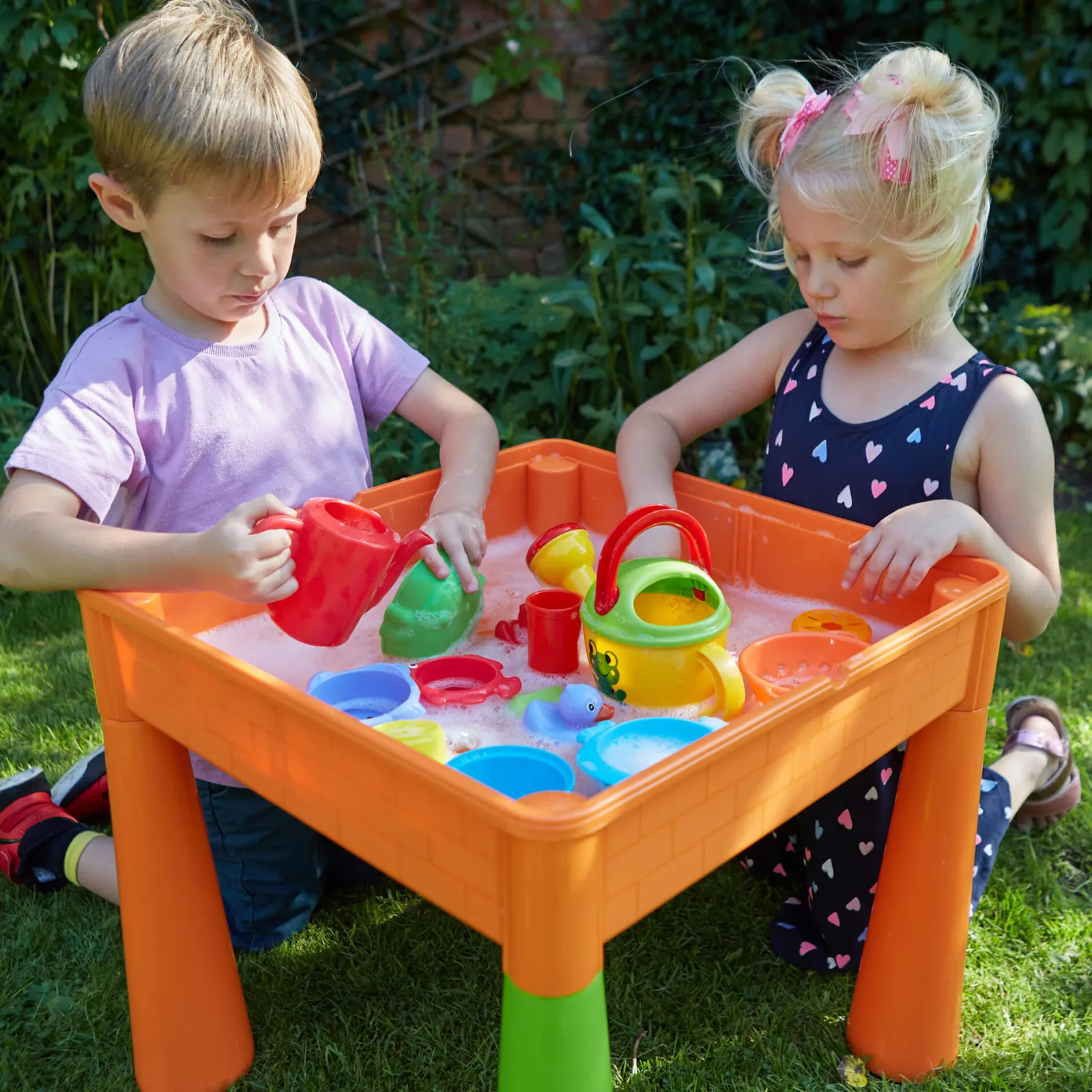 Kinder Little Helper Mehrzweck-Set aus Kunststoff für drinnen und draußen mit Tisch und 2 Stühlen | Lego-Brett | Sand- und Wasserkasten | Orange und Grün