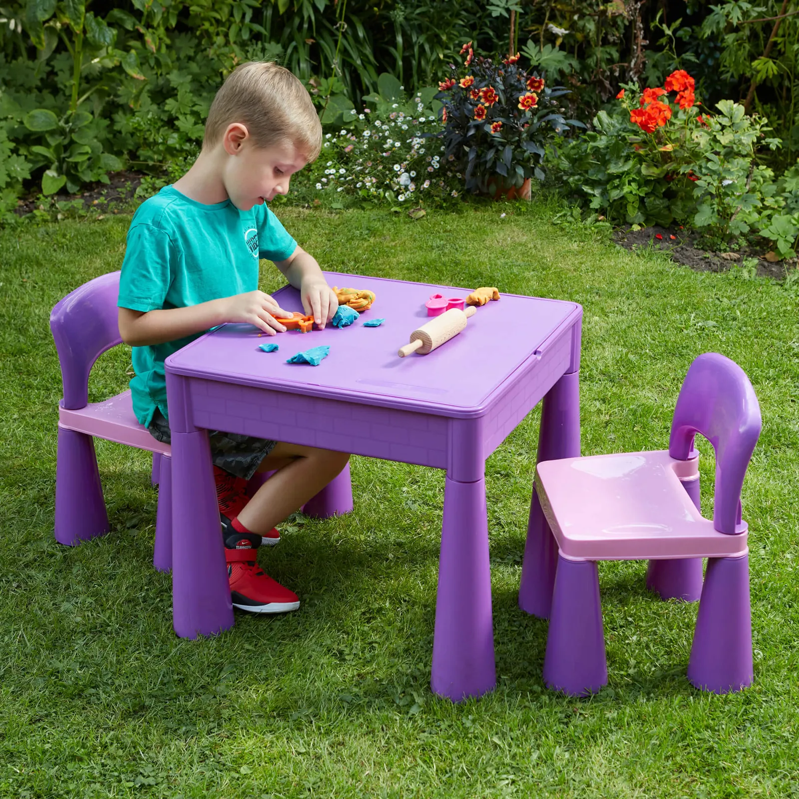 Kinder Little Helper Mehrzweck-Set aus Kunststoff für drinnen und draußen mit Tisch und 2 Stühlen | Lego-Brett | Sand- und Wasserkasten | Violett