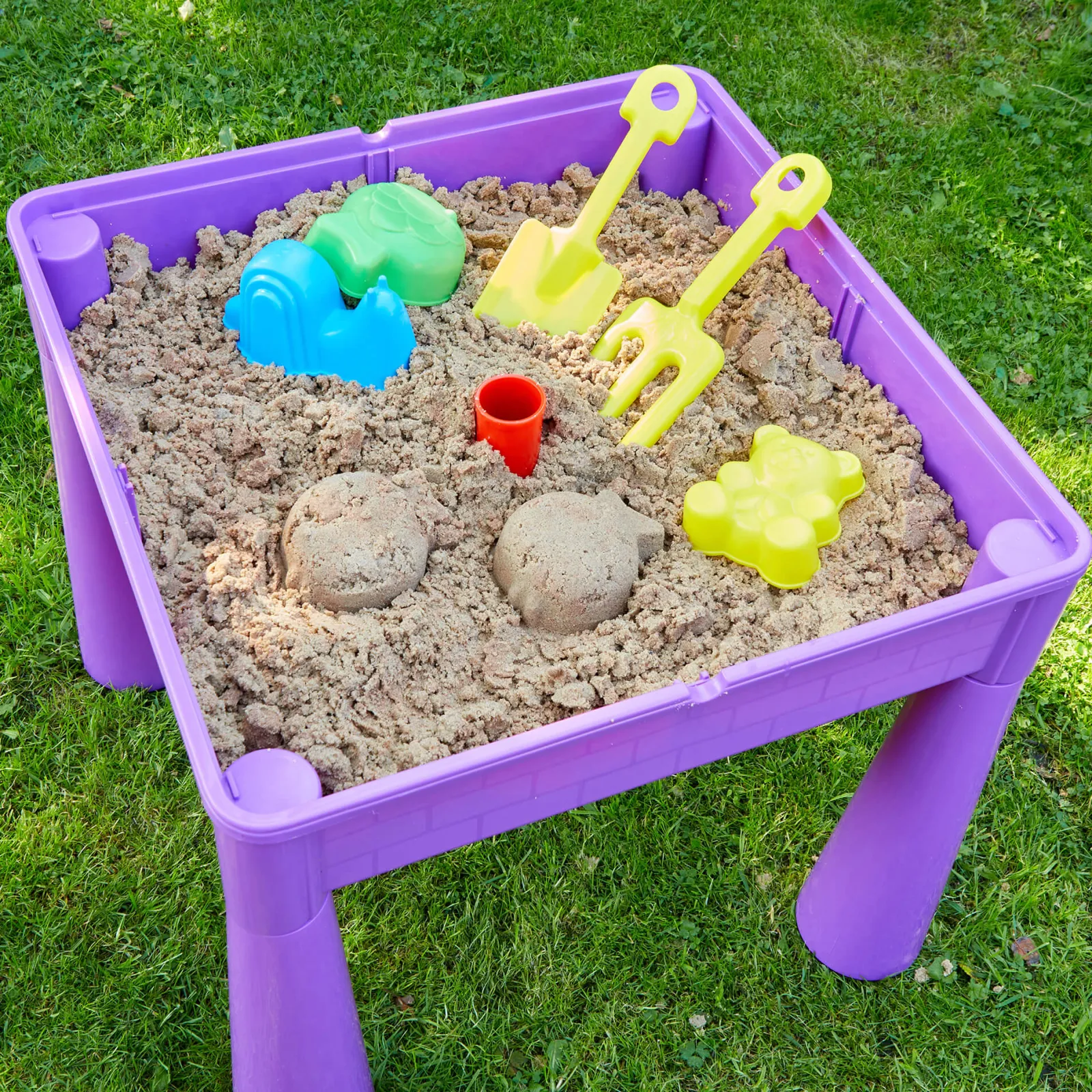 Kinder Little Helper Mehrzweck-Set aus Kunststoff für drinnen und draußen mit Tisch und 2 Stühlen | Lego-Brett | Sand- und Wasserkasten | Violett