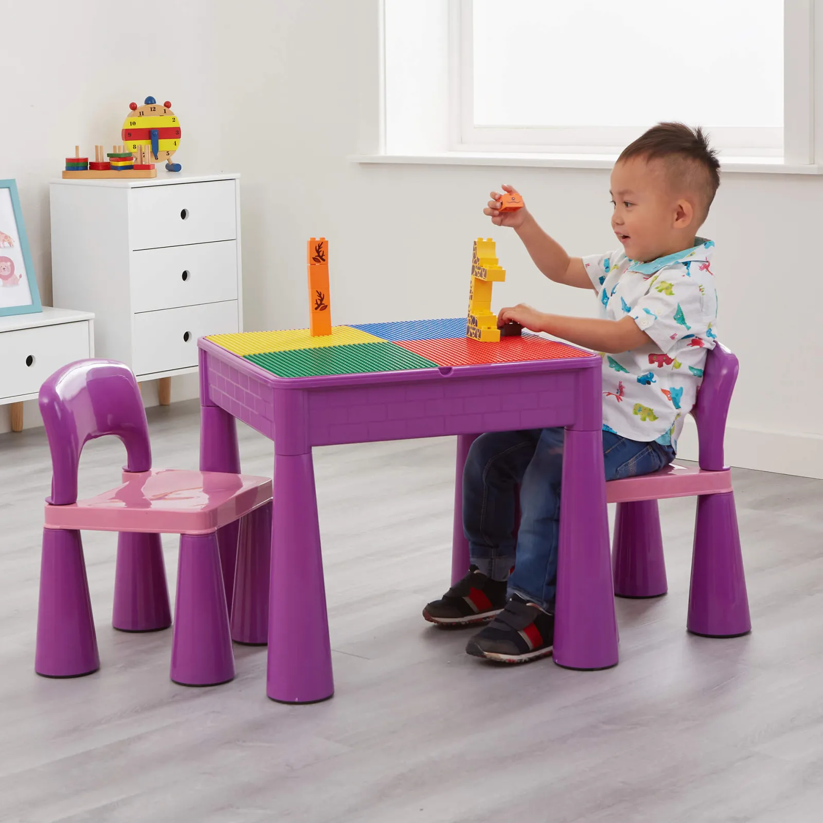 Kinder Little Helper Mehrzweck-Set aus Kunststoff für drinnen und draußen mit Tisch und 2 Stühlen | Lego-Brett | Sand- und Wasserkasten | Violett