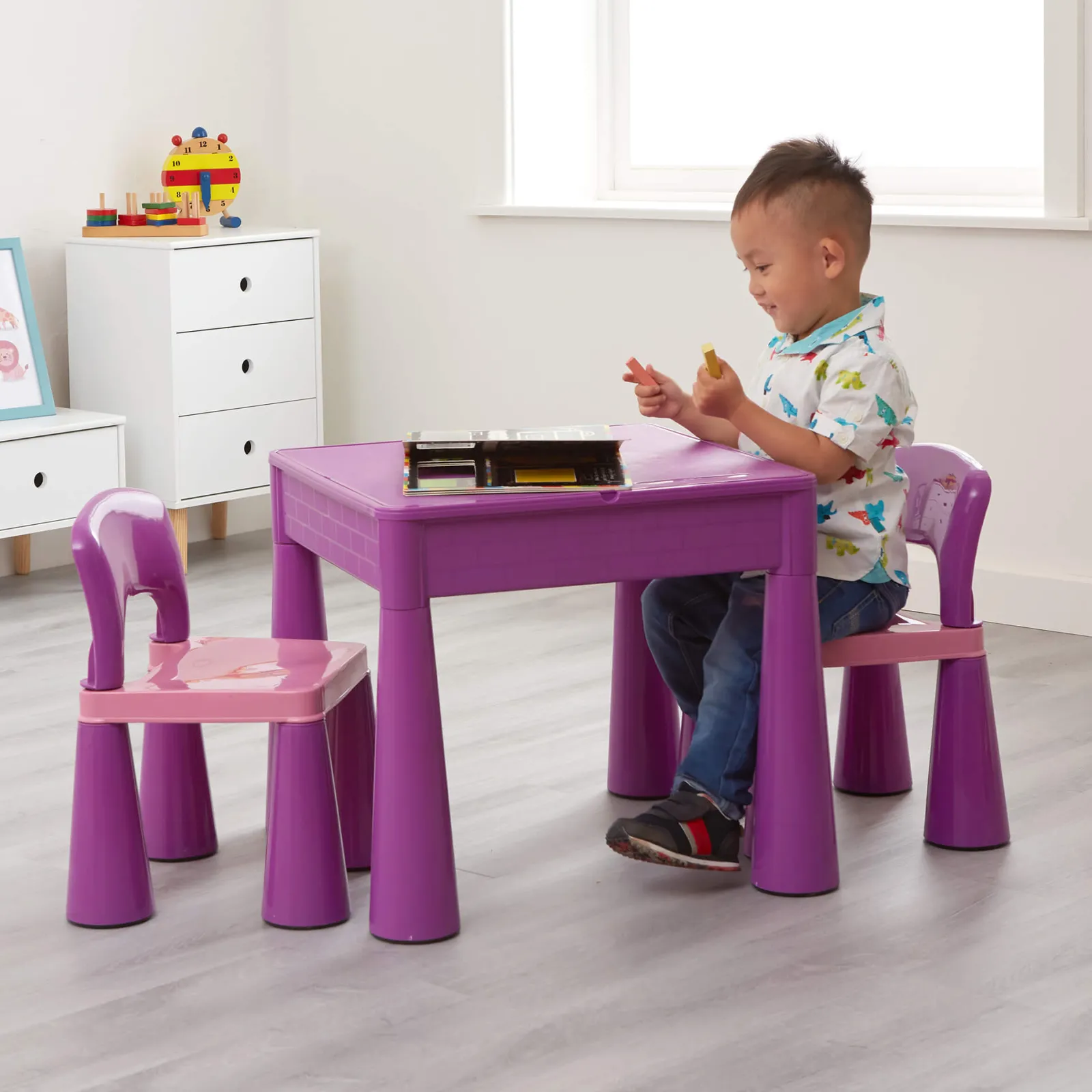 Kinder Little Helper Mehrzweck-Set aus Kunststoff für drinnen und draußen mit Tisch und 2 Stühlen | Lego-Brett | Sand- und Wasserkasten | Violett