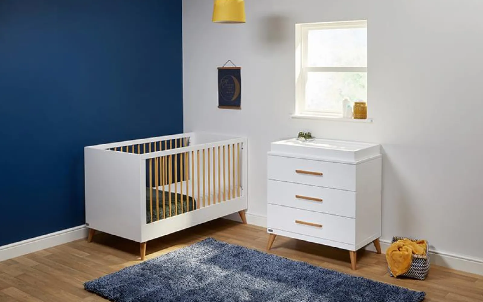 Kinder Little Helper Melody Kinderzimmer-Kollektion | 2-in-1-Kinderbett und Kleinkinderbett | Kommode | Optisches Weiß und Korkenzieherkiefer