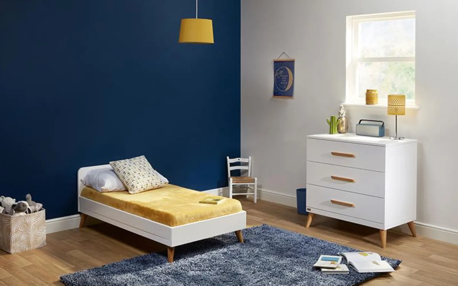 Kinder Little Helper Melody Kinderzimmer-Kollektion | 2-in-1-Kinderbett und Kleinkinderbett | Kommode | Optisches Weiß und Korkenzieherkiefer