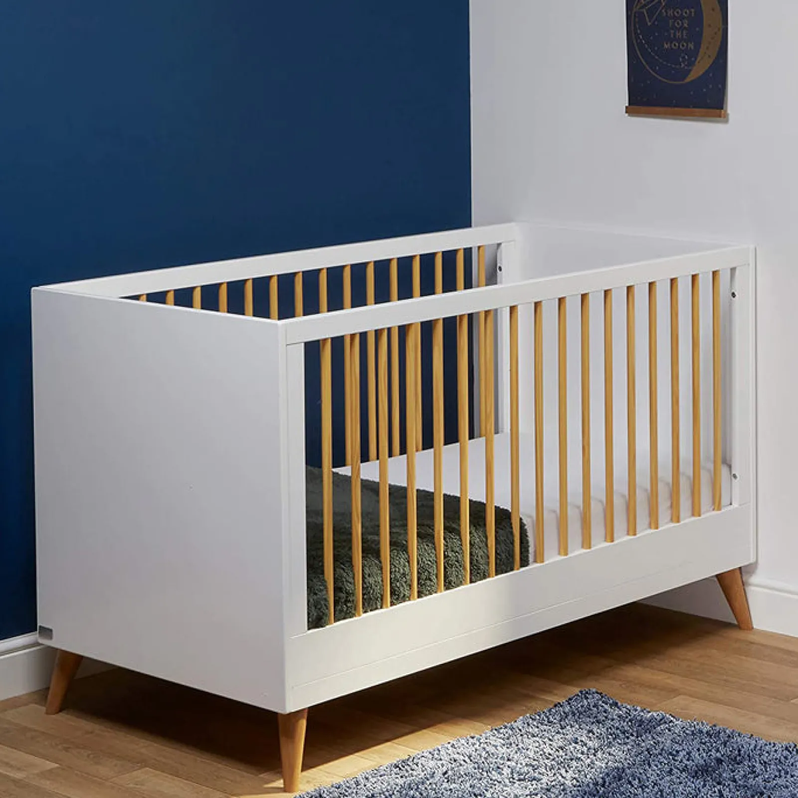 Kinder Little Helper Melody Kinderzimmer-Kollektion | 2-in-1-Kinderbett und Kleinkinderbett | Kommode | Optisches Weiß und Korkenzieherkiefer