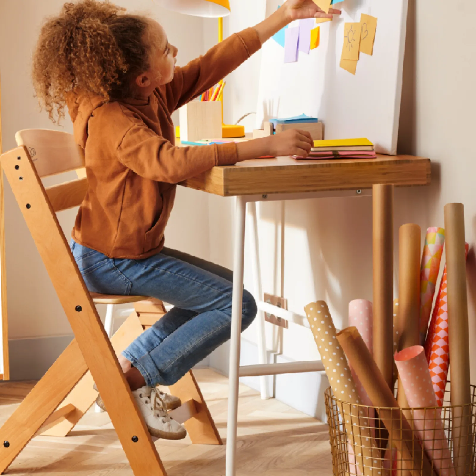 Little Helper Moderner, mitwachsender Hochstuhl aus Öko-Holz mit Tablett | Höhenverstellbar | Schreibtischstuhl | Schiefergrau | 6Monate – 10Jahre
