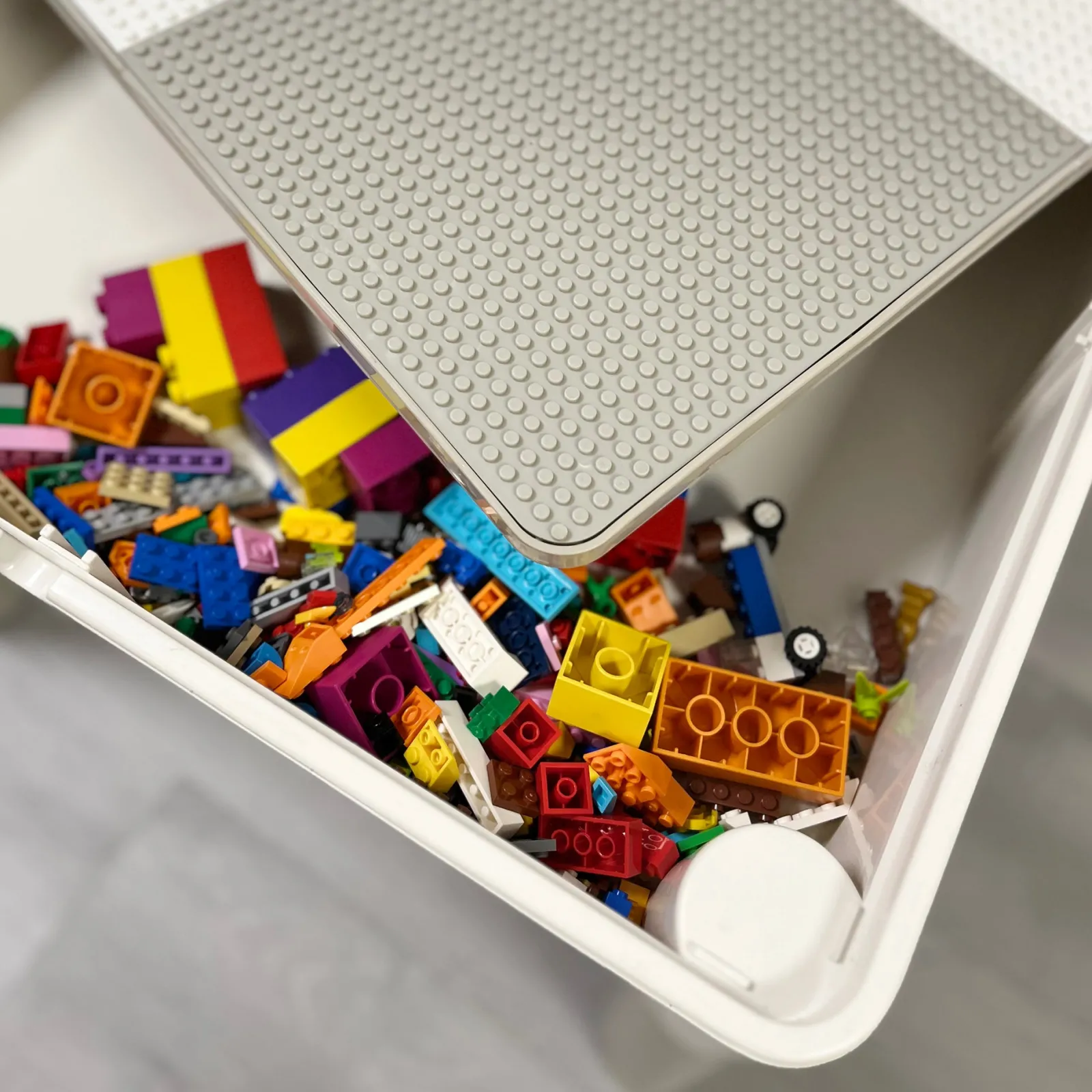 Kinder Little Helper Montessori 5-in-1 Tisch & 2 Stühle Set | Sand- & Wasserkasten | Lego | Trocken abwischbare Oberfläche | Grau & Weiß