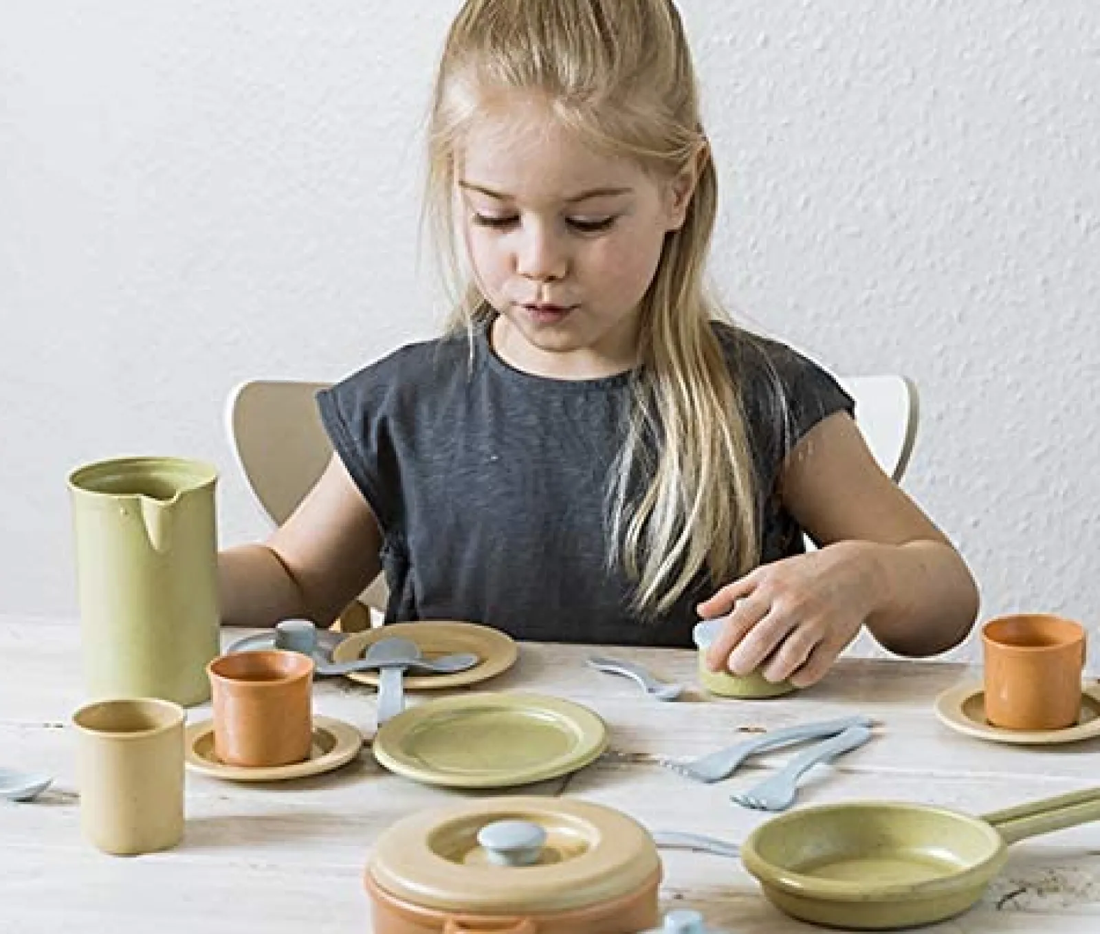 Little Helper Montessori 22-teiliges Teeservice für Kinder aus 100 % recycelbarem BIOKunststoff | Spiel-Lebensmittelset | Ab 2 Jahren