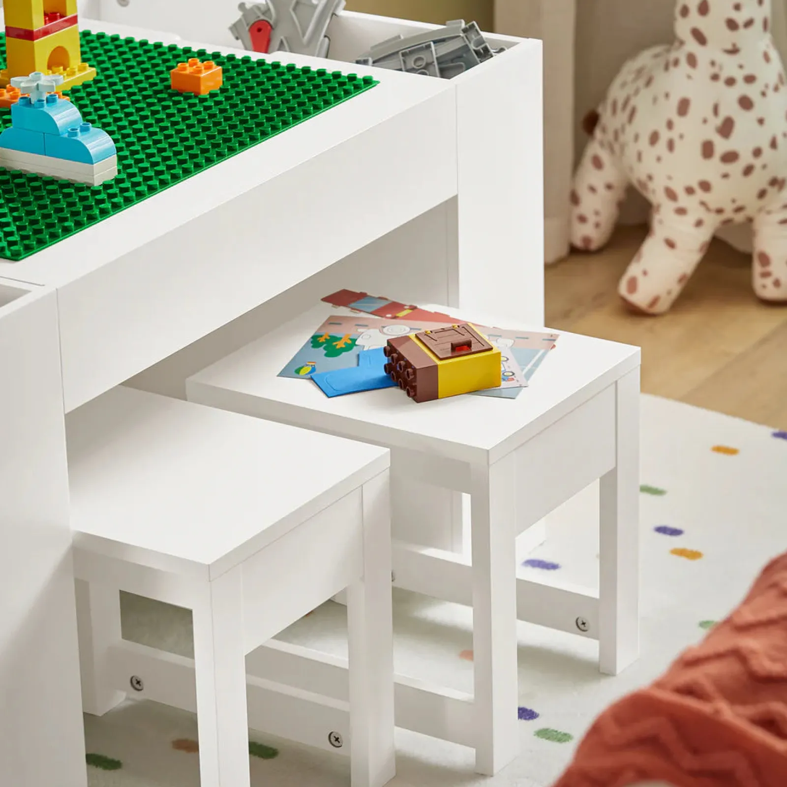 Kinder Little Helper Montessori-Kunsttisch und 2 Hocker im Set | 8 Aufbewahrungsboxen | Wendbarer Lego-Tisch für den Schreibtisch | Weiß | Ab 3 Jahren