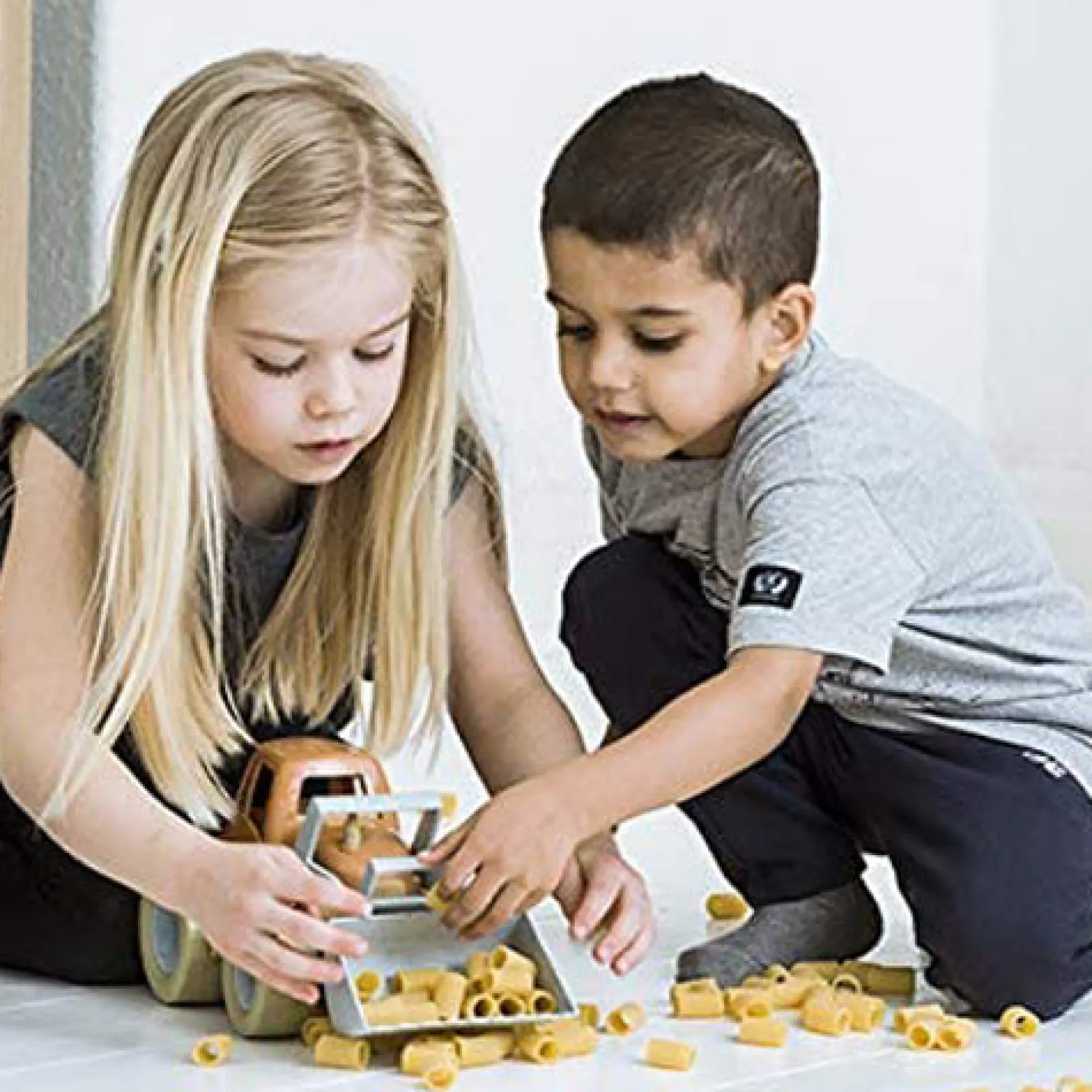 Little Helper Montessori-Sandkastenspielzeug aus 100 % recycelbarem BIO-Kunststoff | Spielzeug-Traktor mit Schaufel-Frontlader | Ab 2 Jahren
