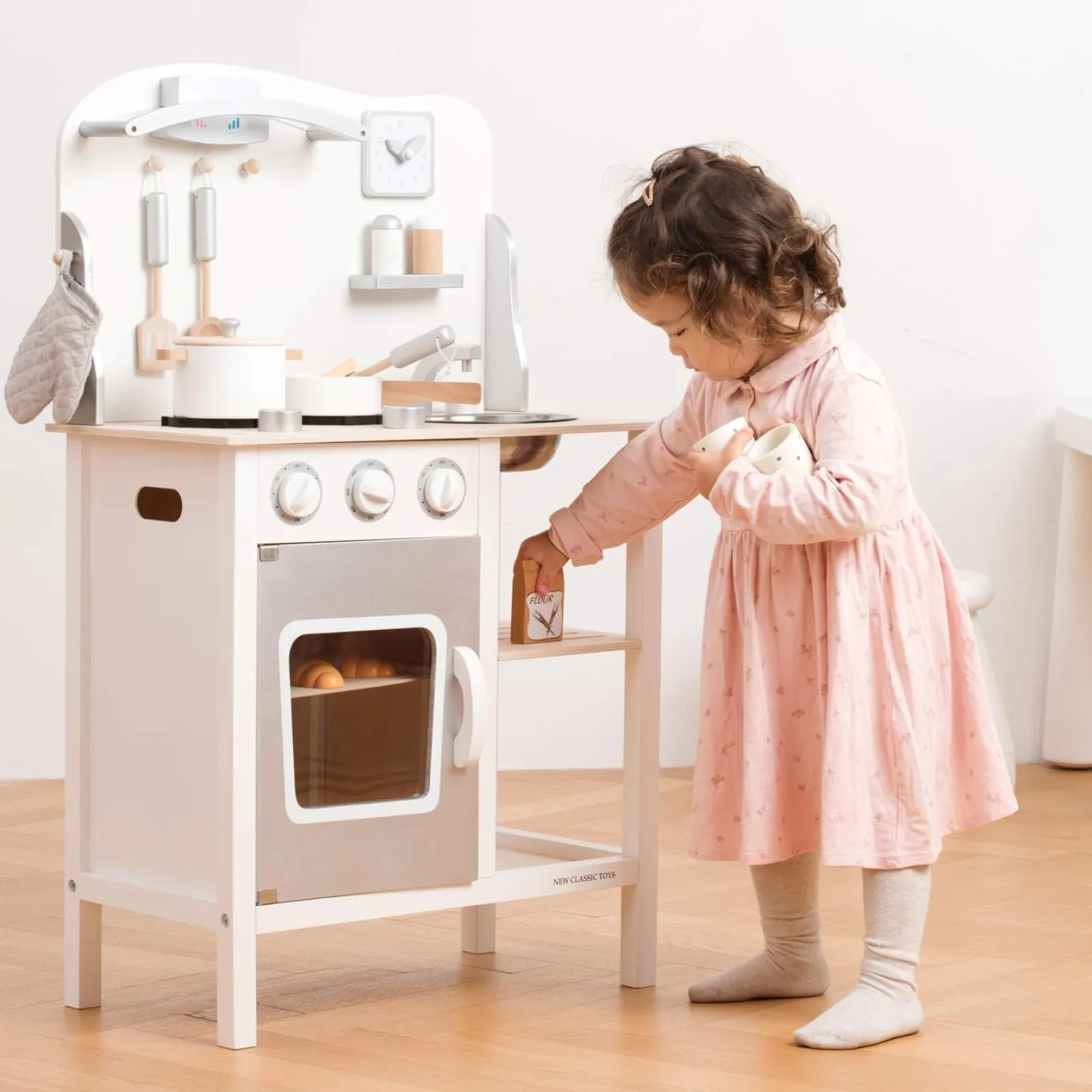 Little Helper Montessori-Spielküche aus Holz mit realistischem Zubehör und Tafel | Natur & Weiß