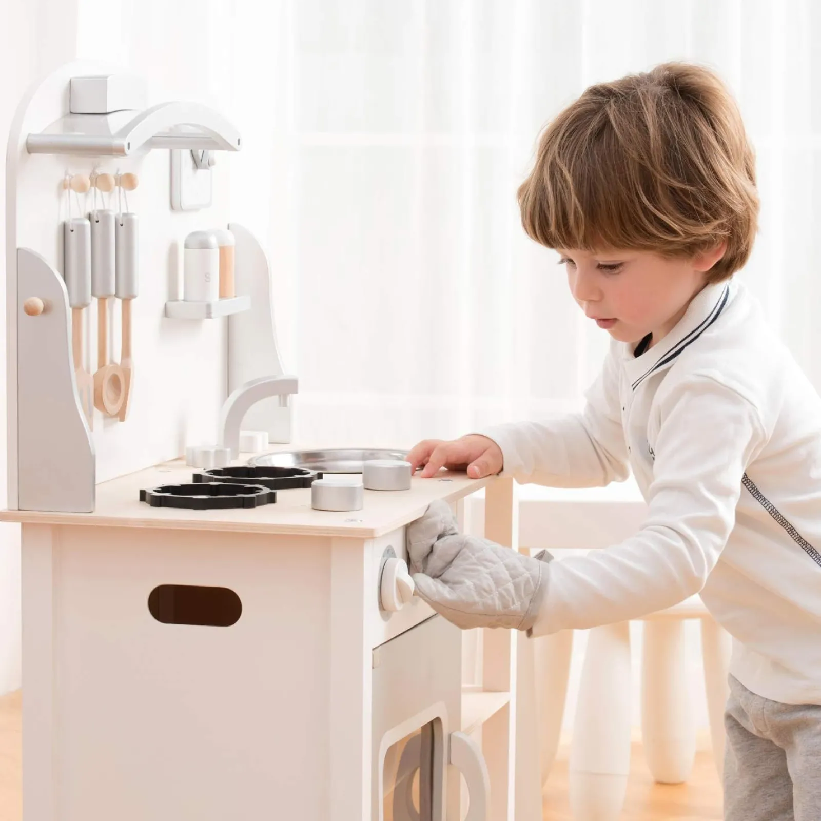 Little Helper Montessori-Spielküche aus Holz mit realistischem Zubehör und Tafel | Natur & Weiß