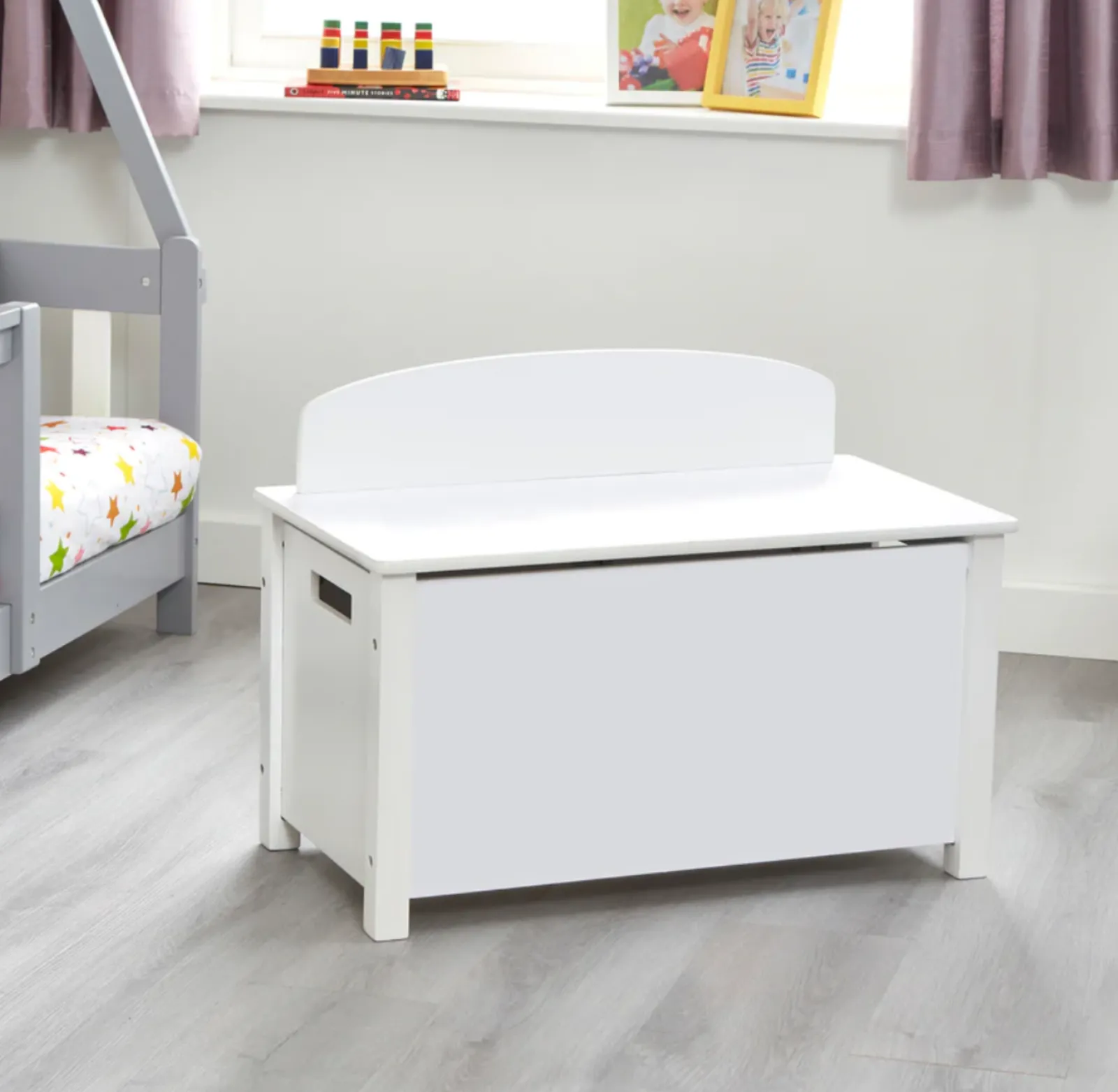 Kinder Little Helper Montessori-Spielzeugkiste aus Holz mit Sicherheitsscharnier mit langsamer Entriegelung | Ottomane | Deckenbox | Weiß | B: 68 x H: 47,5 x T: 37,5 cm