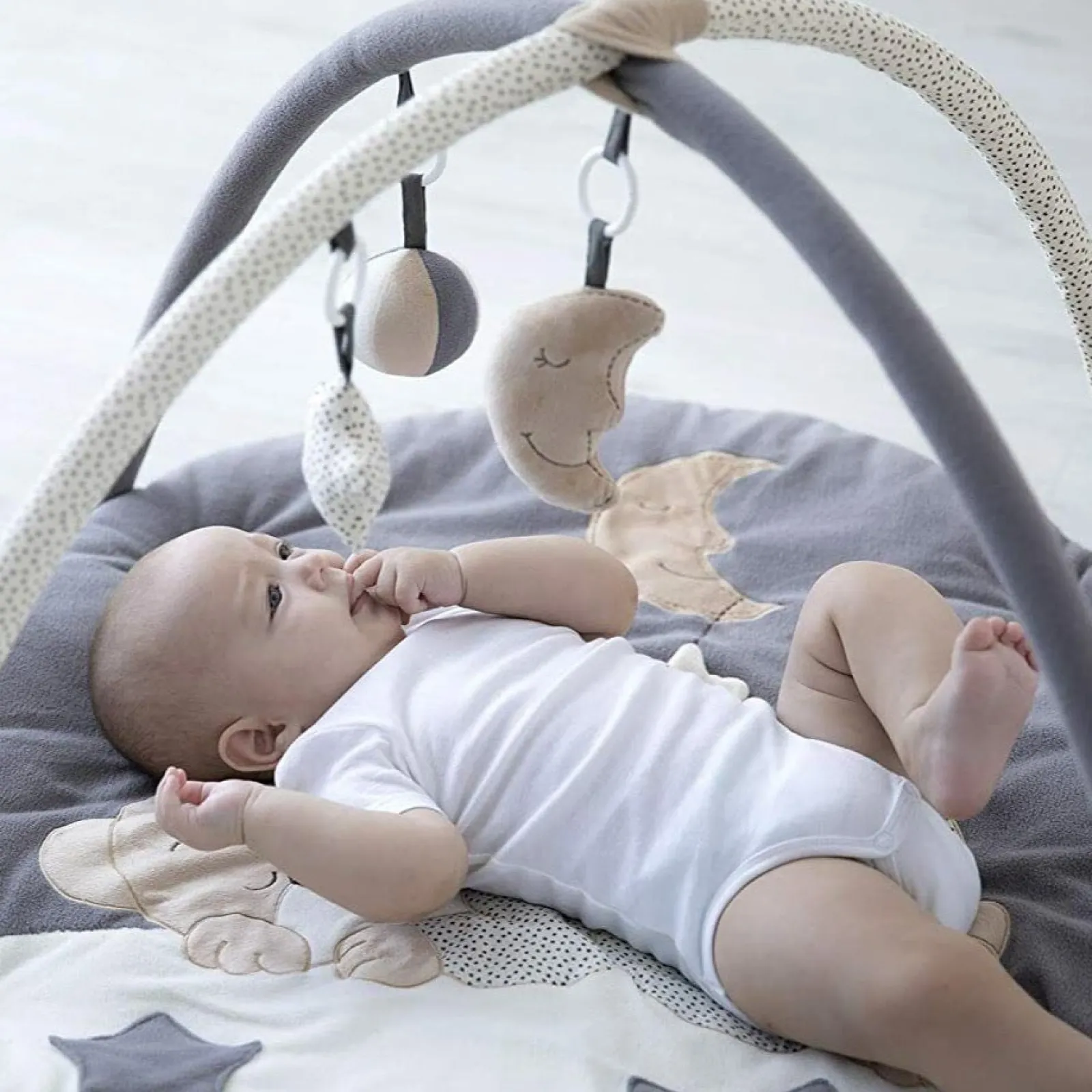 Kinder Little Helper Üppig superweiches und gepolstertes Baby-Spielgymnastikball mit 6 sensorischen Spielzeugen | Aktivitäts-Spielmatte