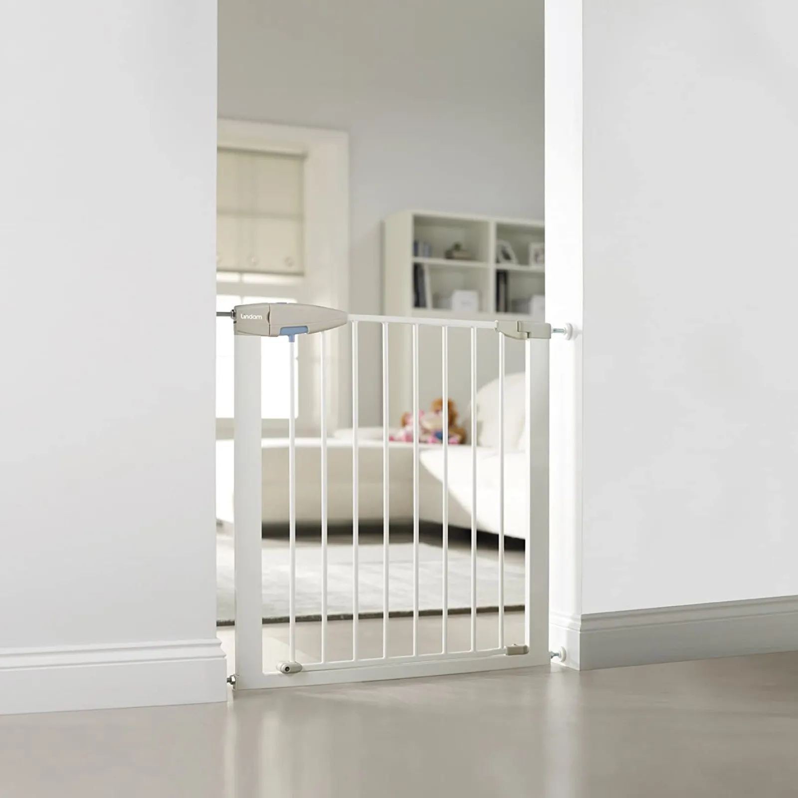 Kinder Little Helper Preisgekröntes Lindam White Sure Shut Pressure Fit Treppenschutzgitter | Babytor | Ausziehbares Schutzgitter (76–82 cm)
