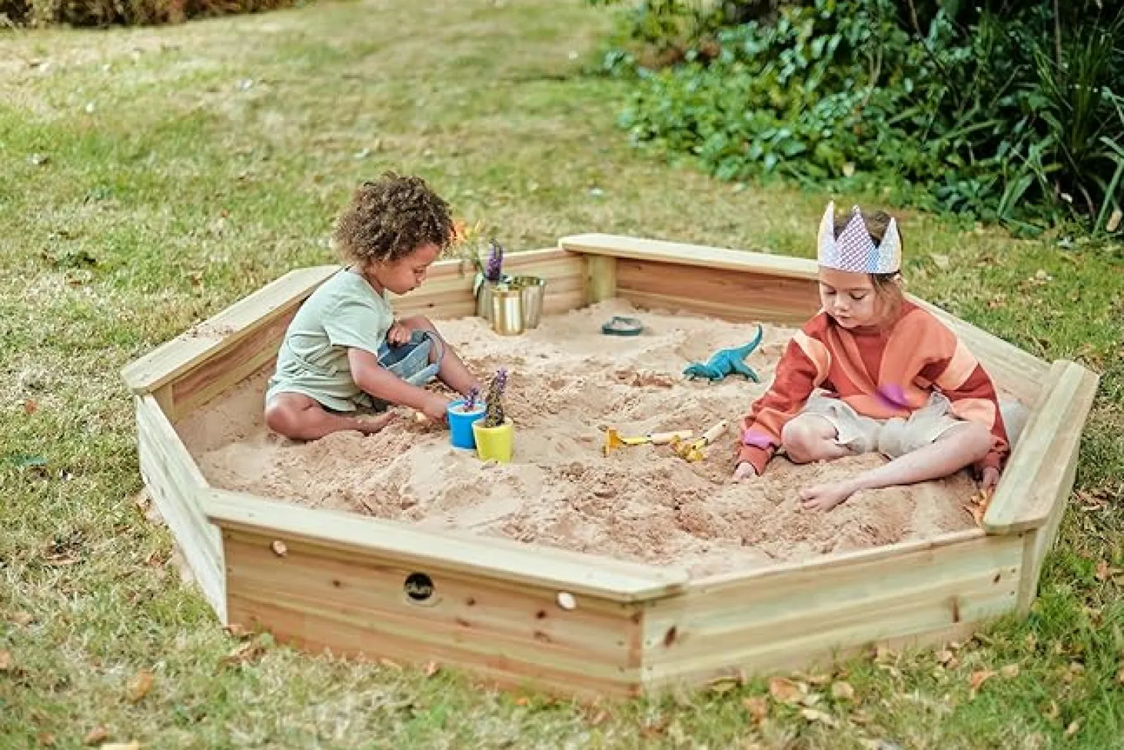 Little Helper Riesiger Octaganol Eco FSC-Sandkasten aus Holz mit wasserdichter Abdeckung | 1,5 m Durchmesser | 18 m+