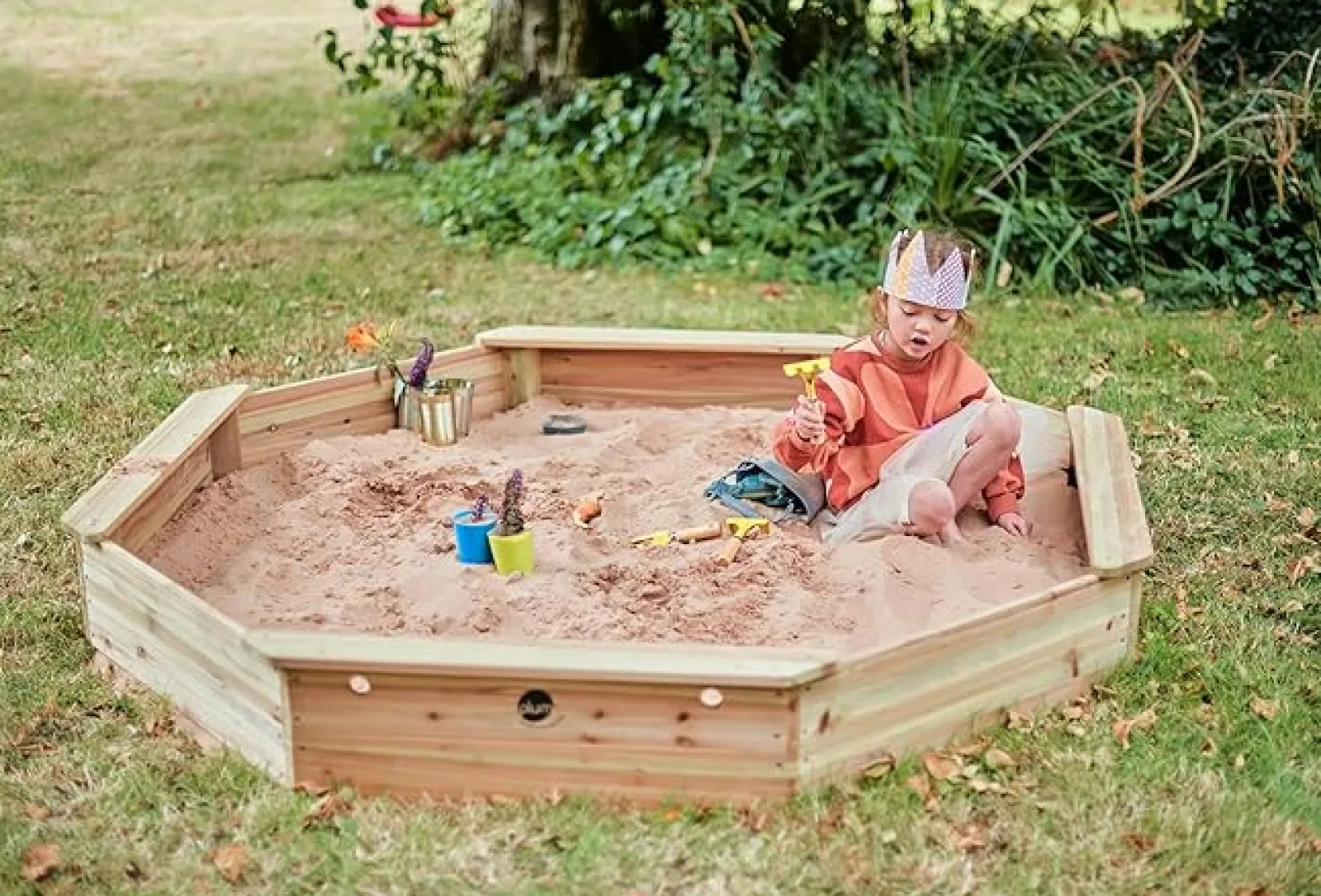 Little Helper Riesiger Octaganol Eco FSC-Sandkasten aus Holz mit wasserdichter Abdeckung | 1,5 m Durchmesser | 18 m+
